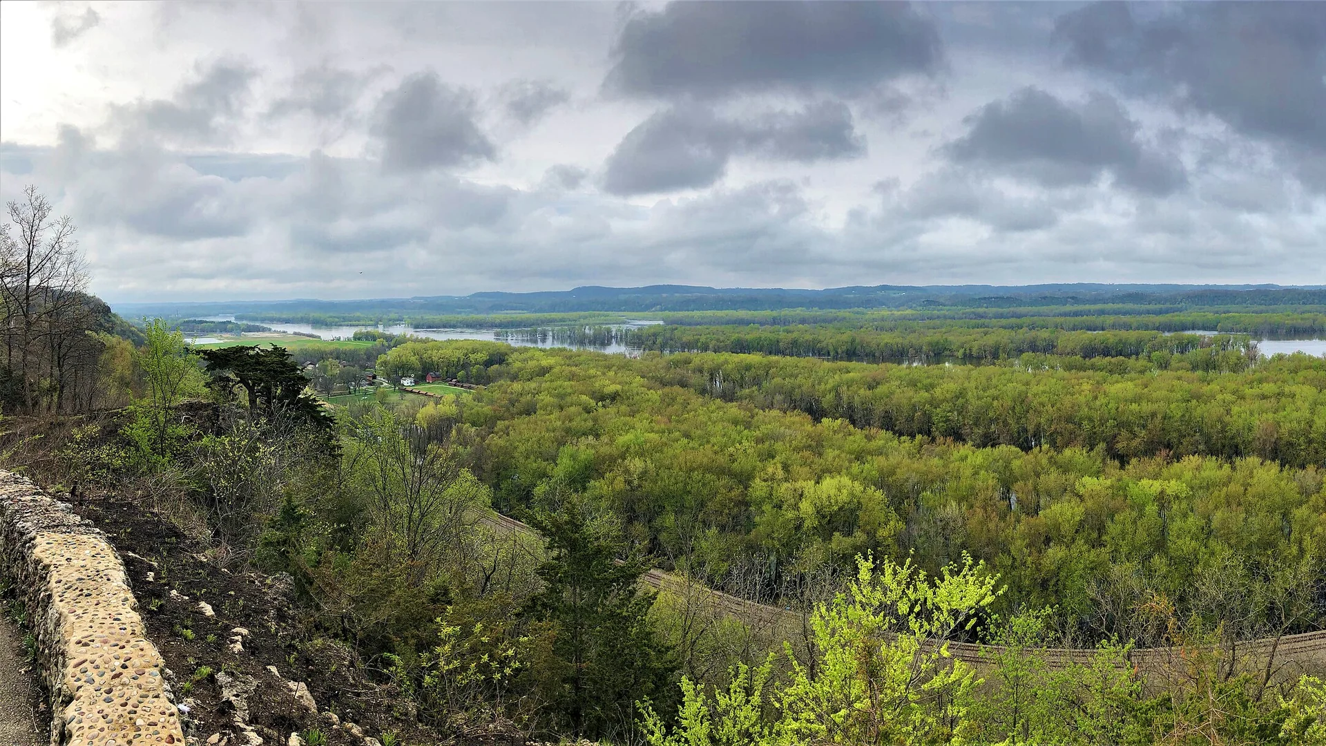 Weiter Blick über Auenwälder und Flussarme im McGregor District des Upper Mississippi River Refuge