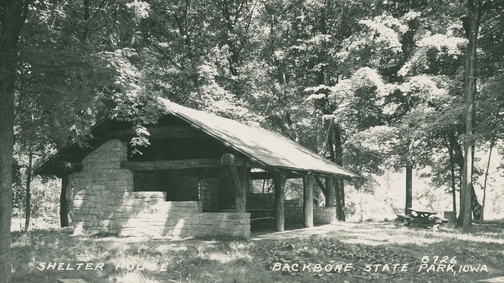 Historischer steinerner Shelter im Backbone State Park in Iowa