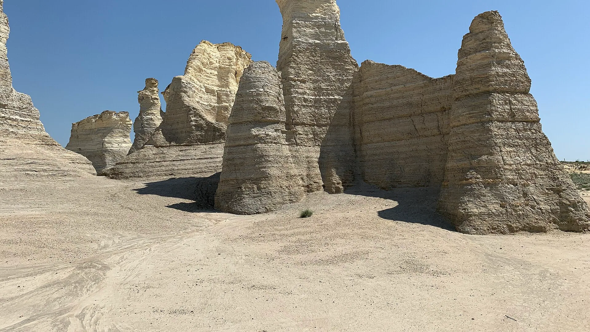 Helle Kreidesäulen stehen unter blauem Himmel bei Monument Rocks in Westkansas