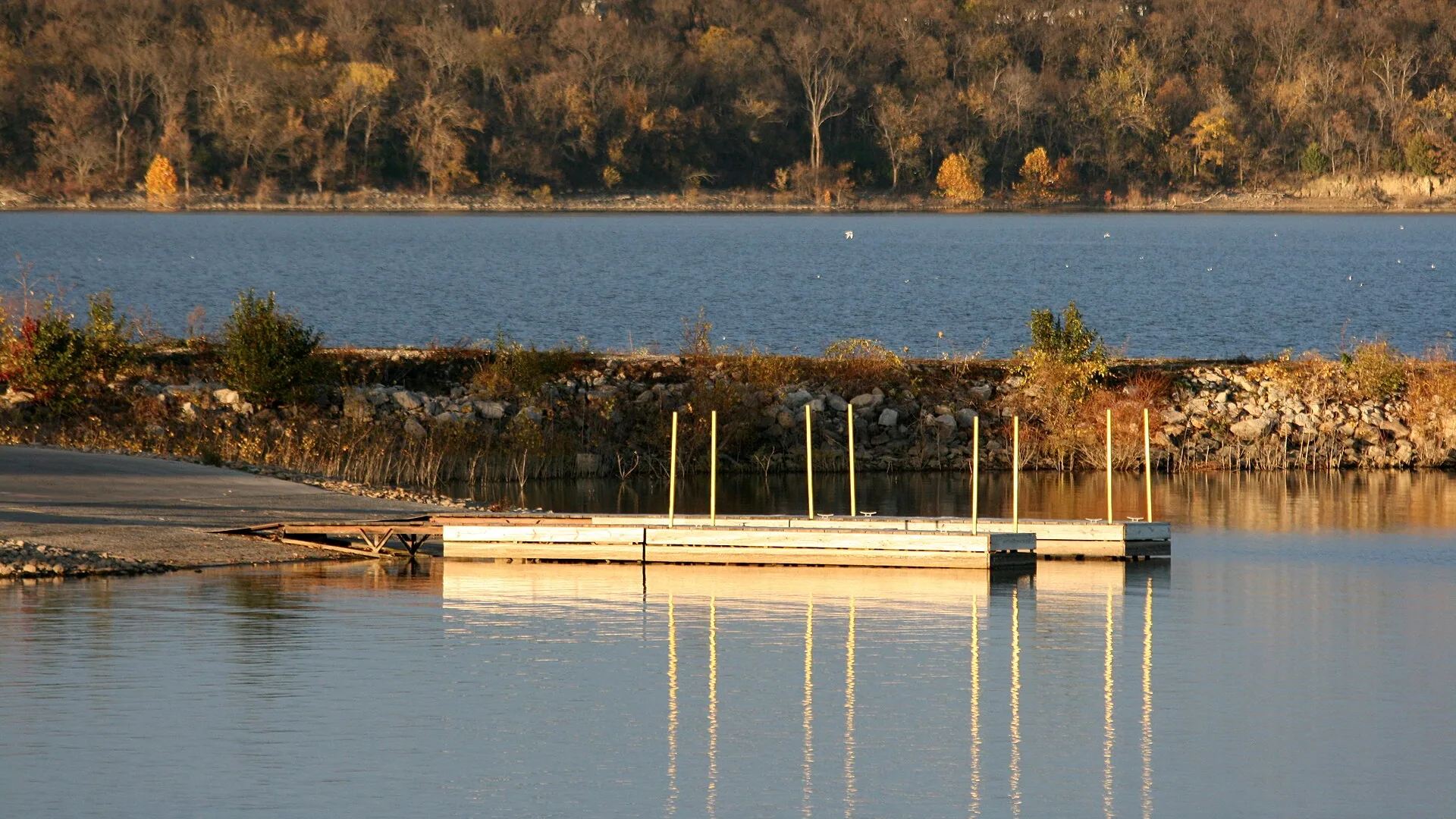 Ruhiges Wasser und bewaldetes Ufer im Clinton State Park bei Lawrence