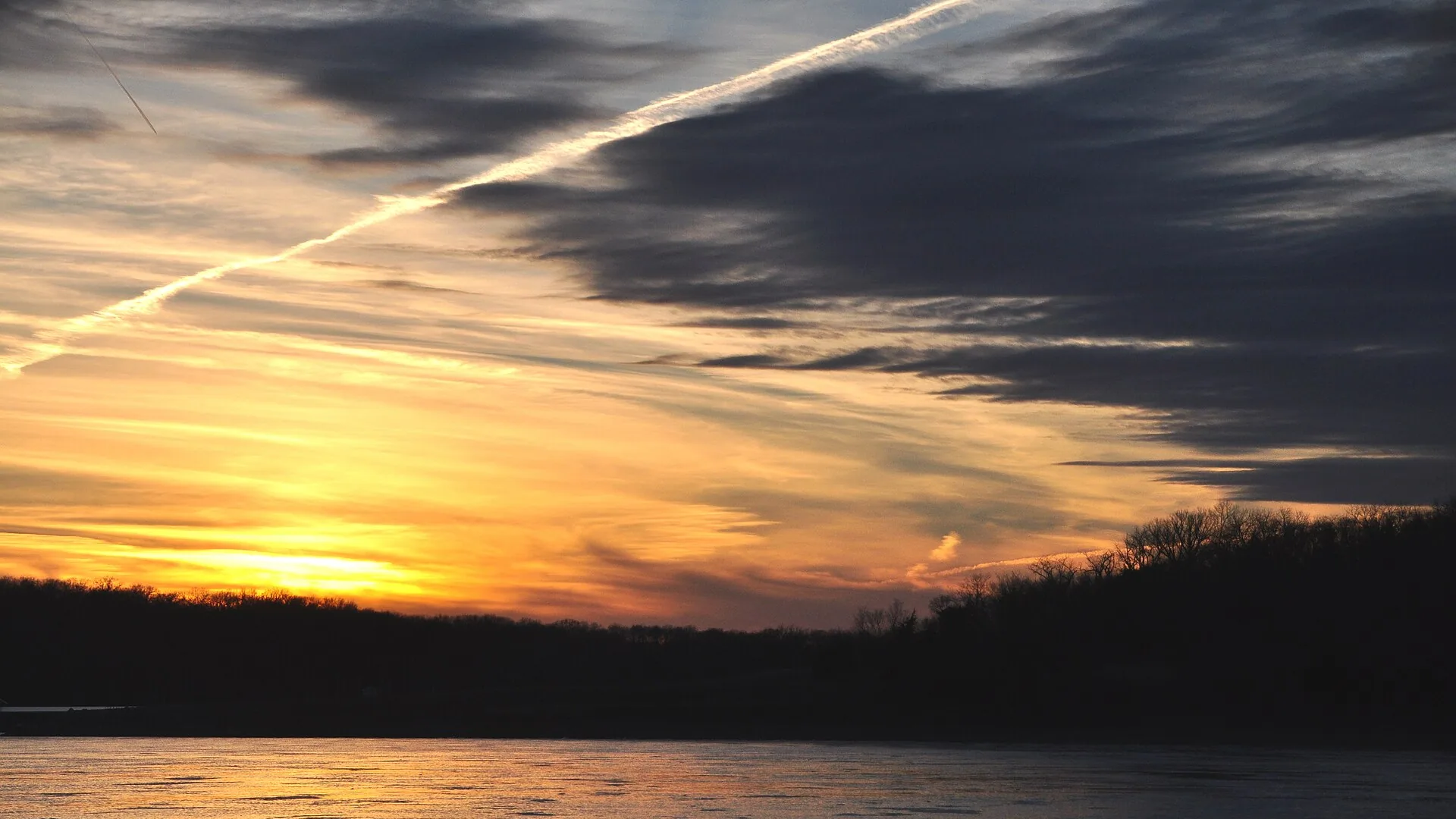 Sonnenuntergang spiegelt sich im Clinton Lake in Kansas