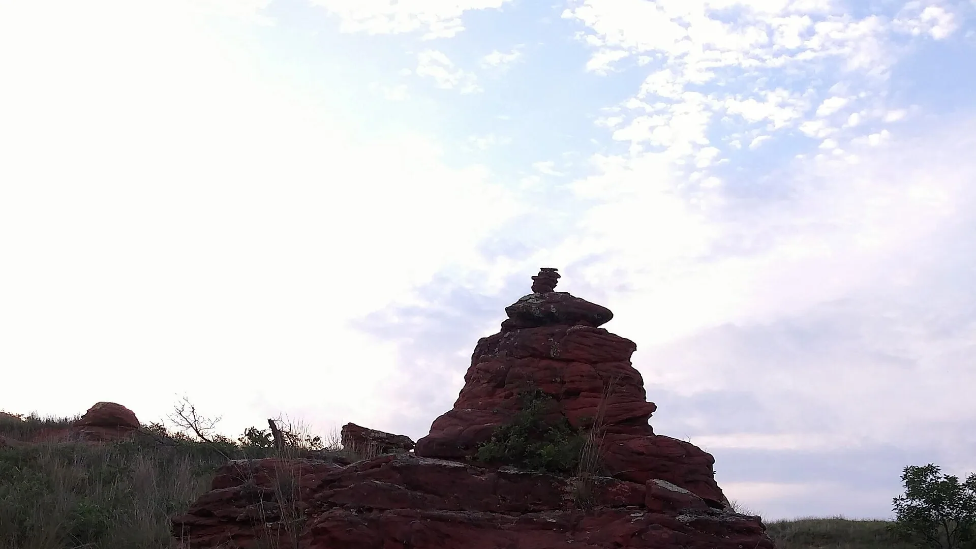 Markante rote Sandsteinformation im Red Rocks Canyon des Kanopolis State Park