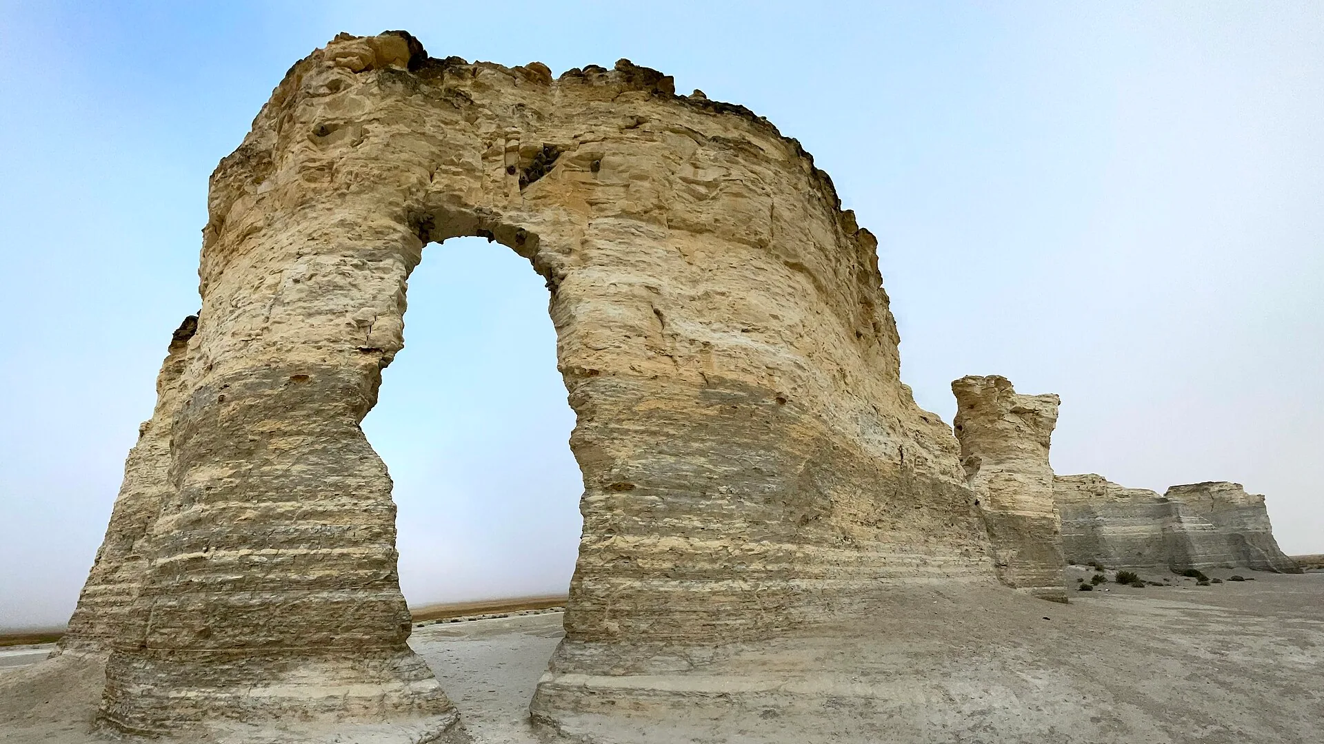 Natürlicher Kreidebogen und Felsformationen im Little Jerusalem Badlands State Park