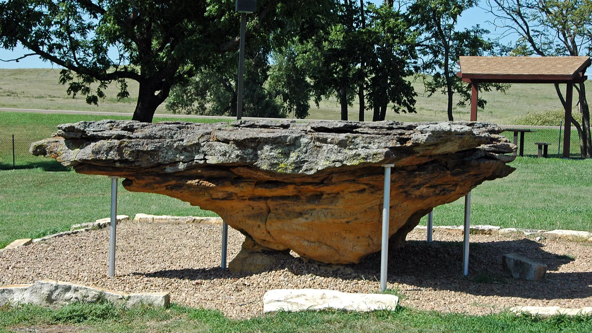 Flache pilzförmige Sandsteinformation im Mushroom Rock State Park bei Tageslicht
