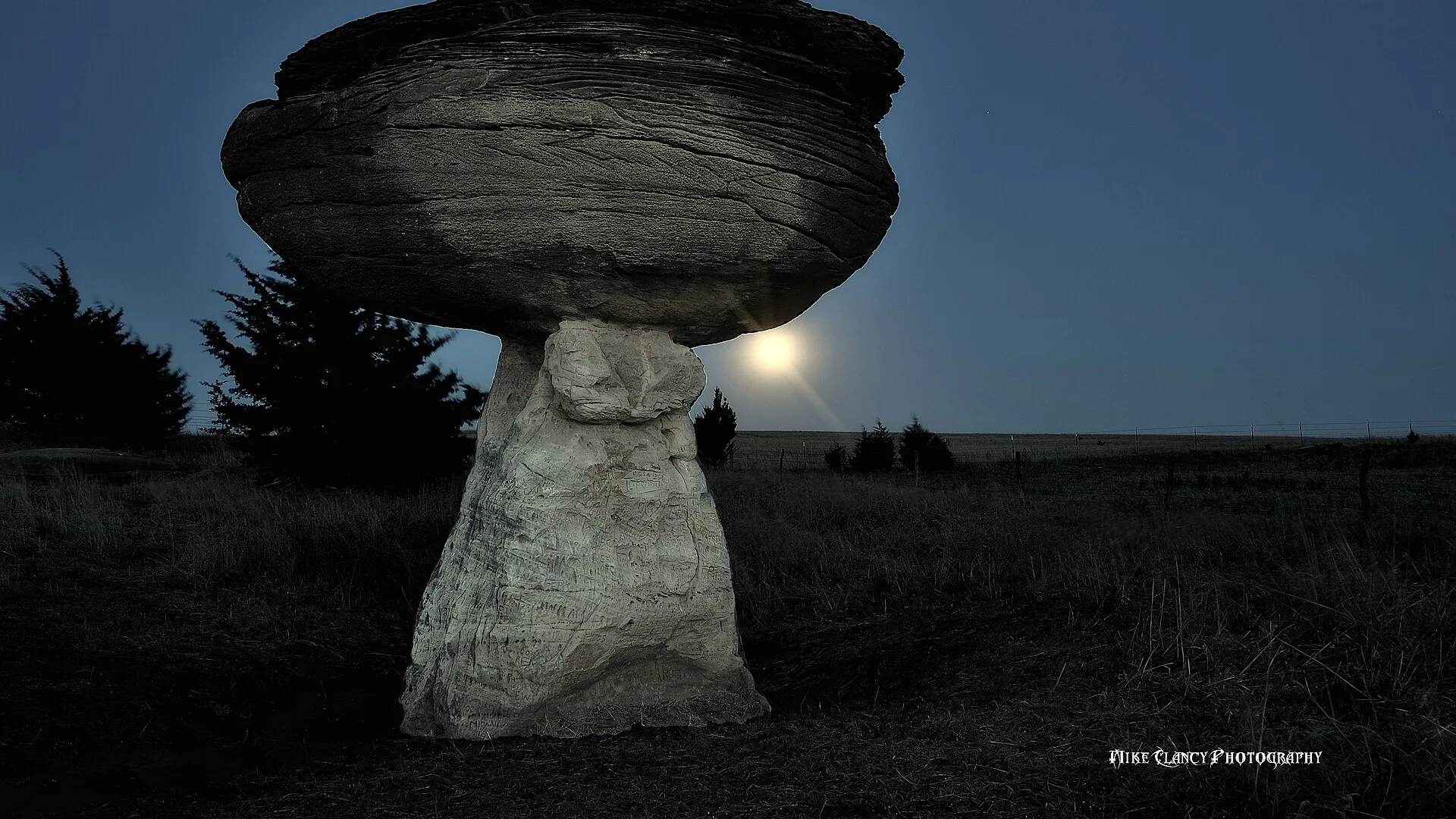 Pilzförmiger Sandsteinfelsen im Mushroom Rock State Park unter dem Mond