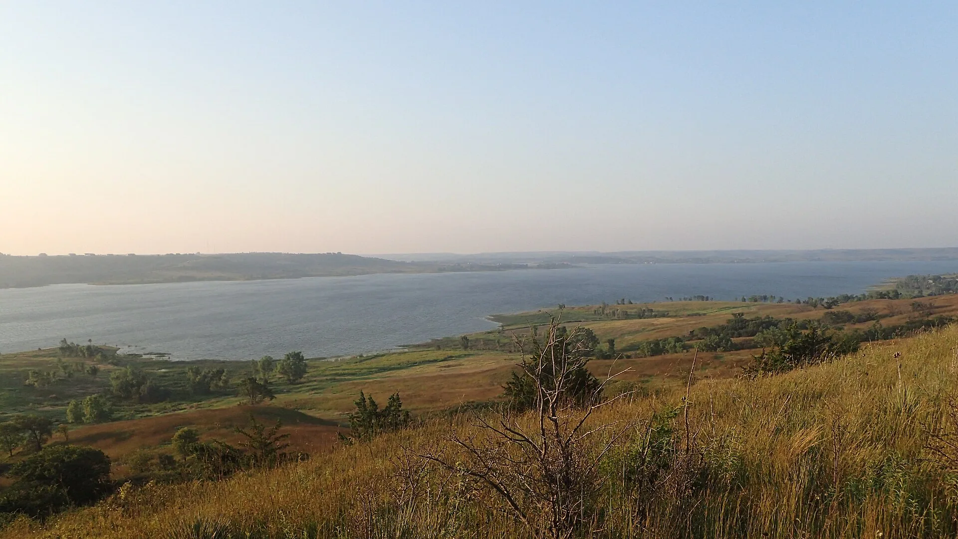 Weiter Blick über Wilson Lake und die grasbewachsenen Smoky Hills