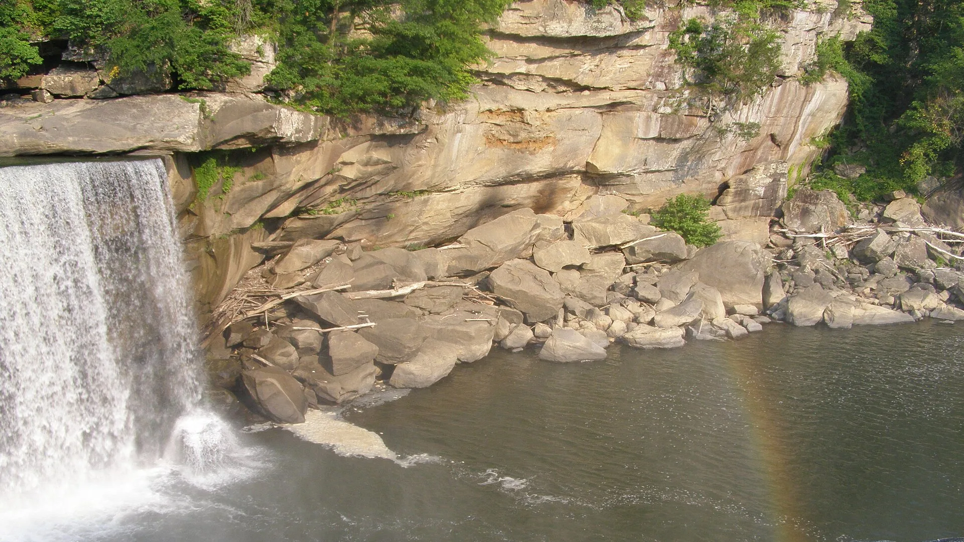Regenbogen steht im Sprühnebel am Fuß der Cumberland Falls