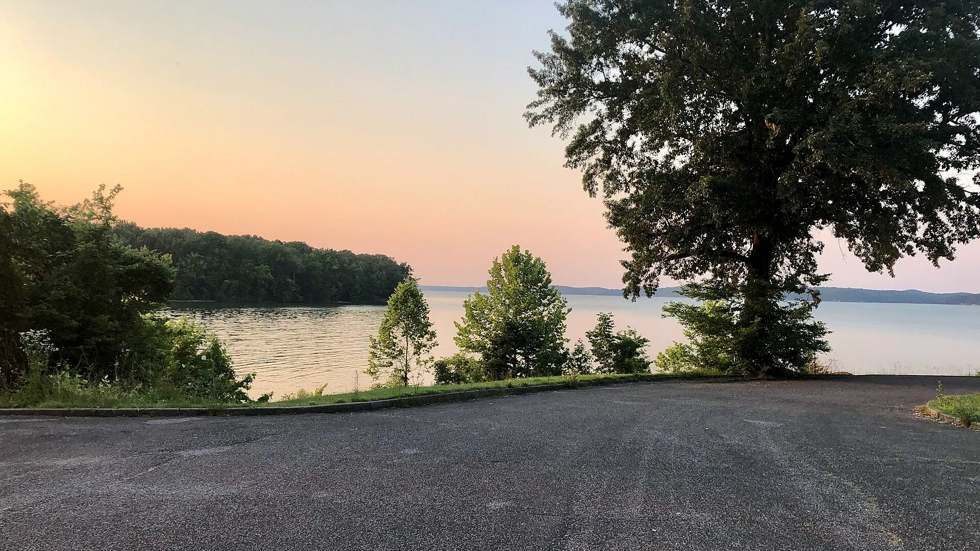 Bäume säumen das ruhige Ufer im Land Between the Lakes in Kentucky