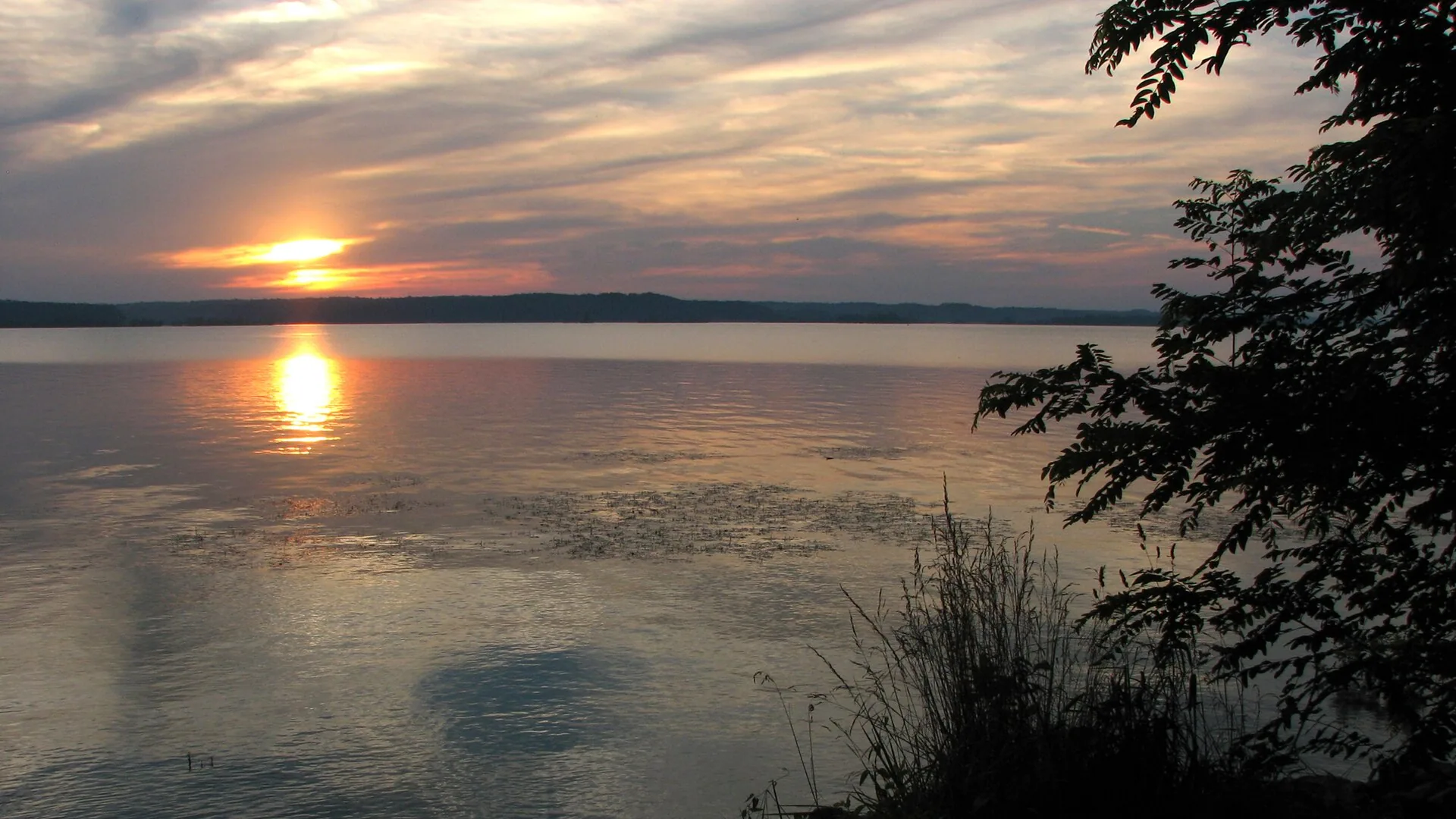 Sonne spiegelt sich auf einem See im Land Between the Lakes National Recreation Area