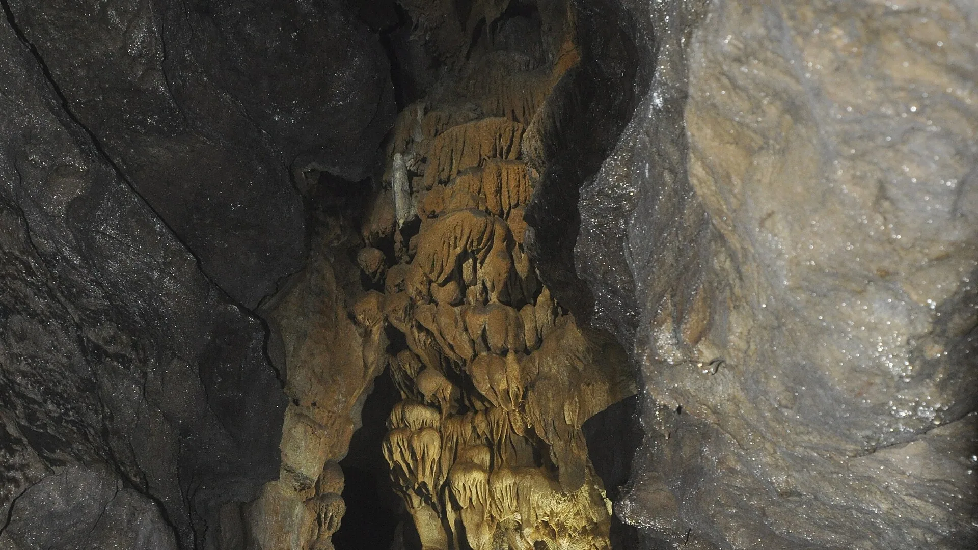 Schmale beleuchtete Felskammer in der X-Cave des Carter Caves State Resort Park