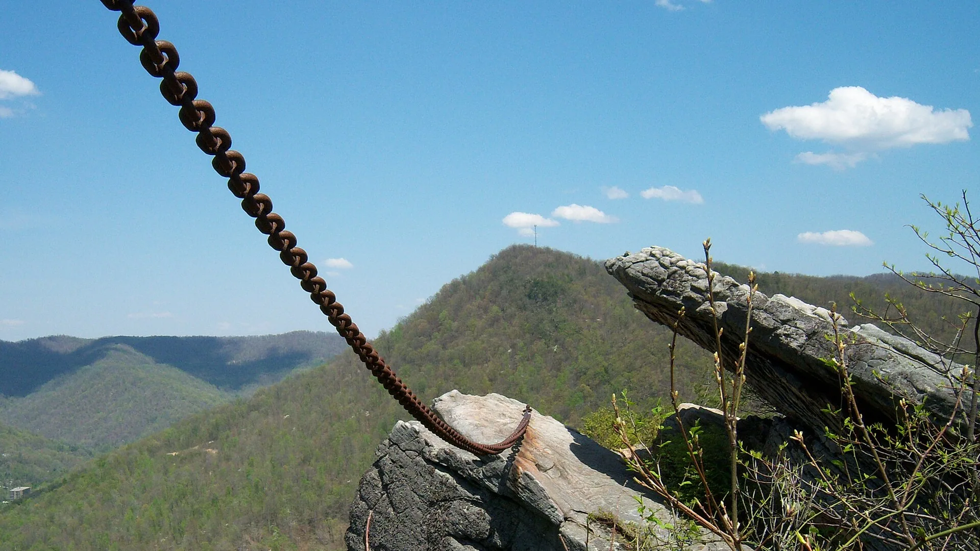 Markanter Chained Rock mit Bergpanorama im Pine Mountain State Resort Park
