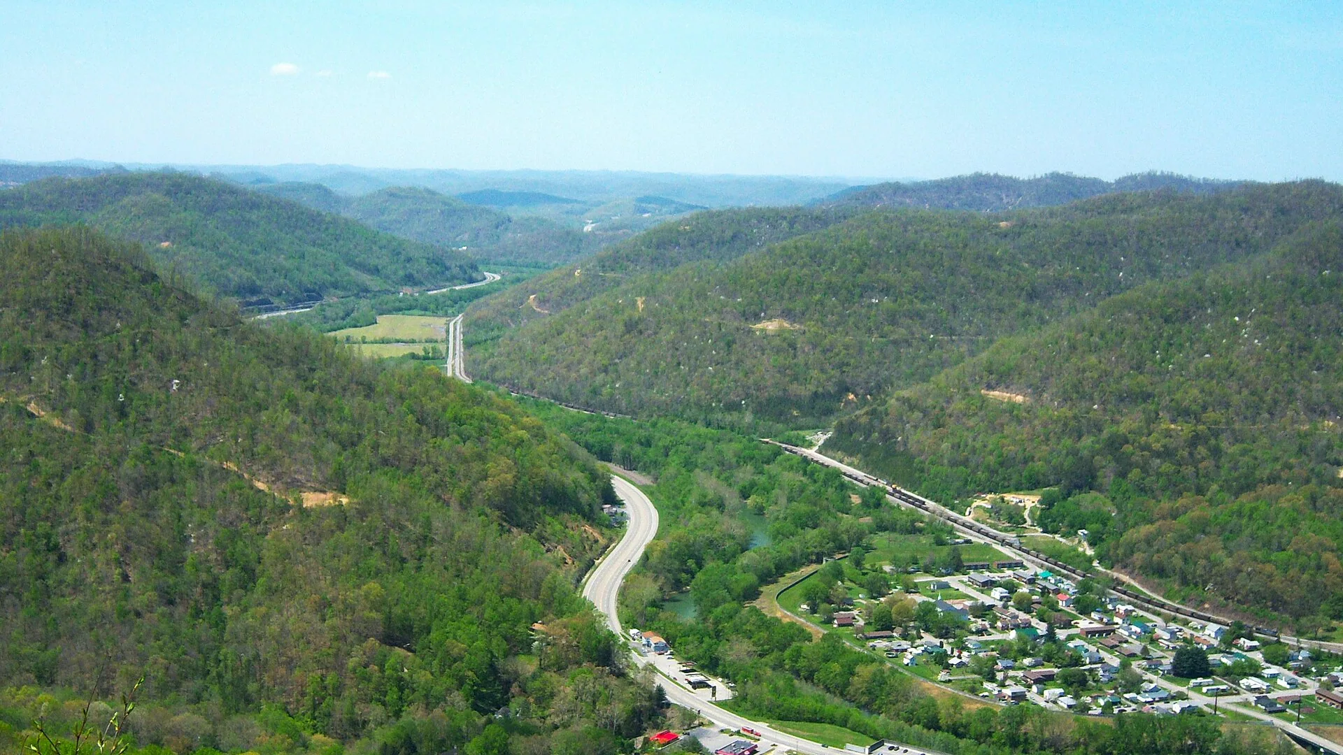 Weiter Blick vom Pine Mountain über bewaldete Appalachen und Pineville