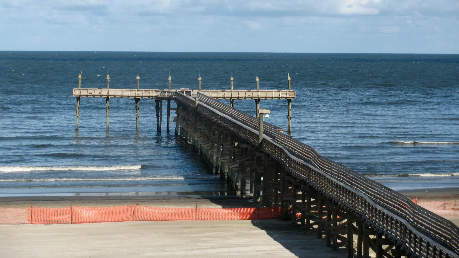 Angelsteg reicht vom Grand Isle State Park in den Golf von Mexiko