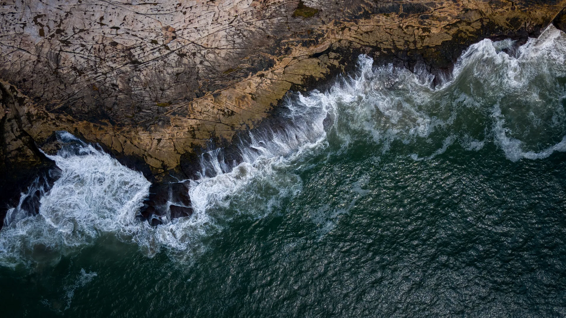Luftblick auf Felsen, Brandung und Fox Islands im Popham Beach State Park