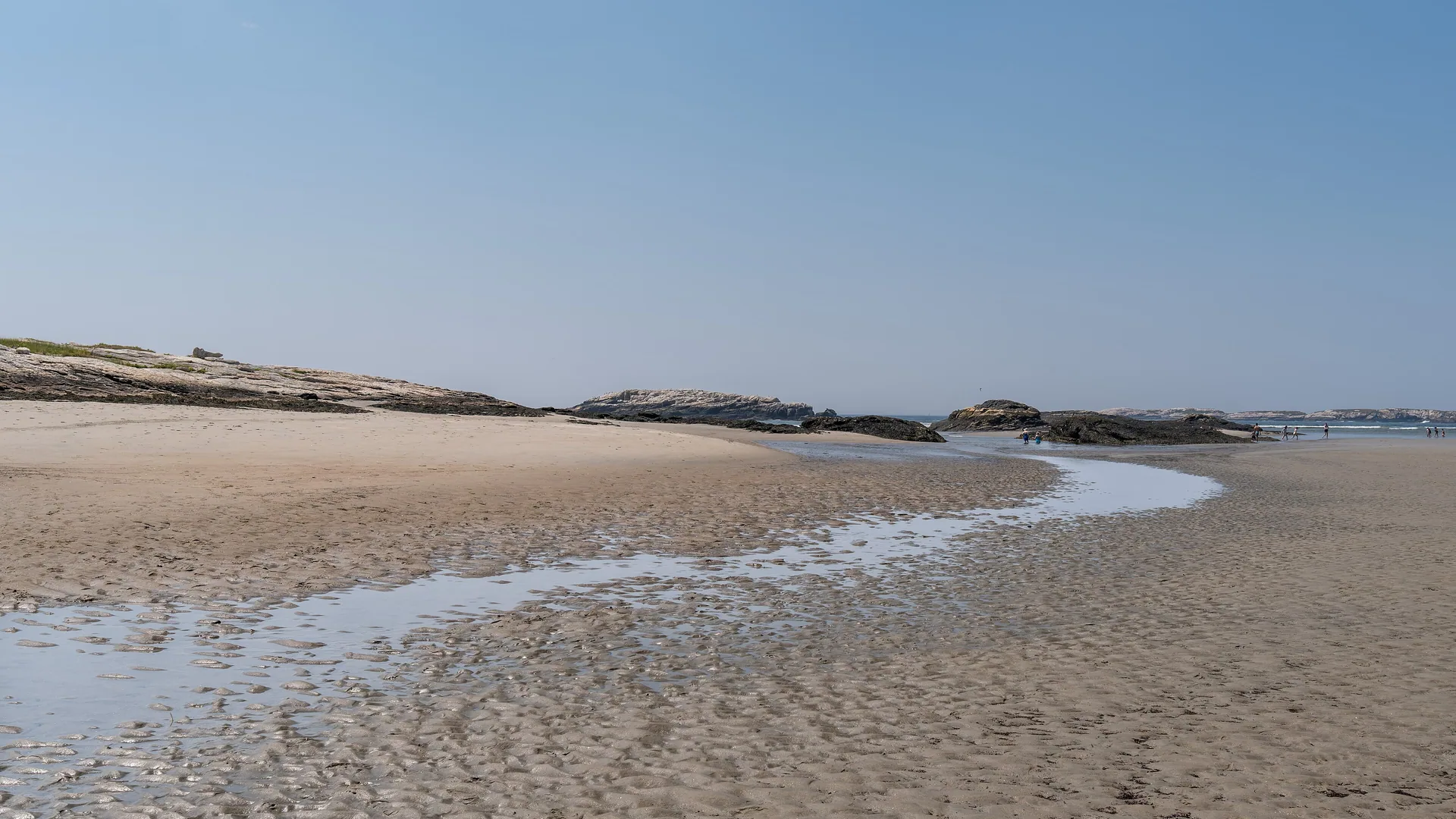 Breiter Sandstrand mit Gezeitenrinne im Popham Beach State Park
