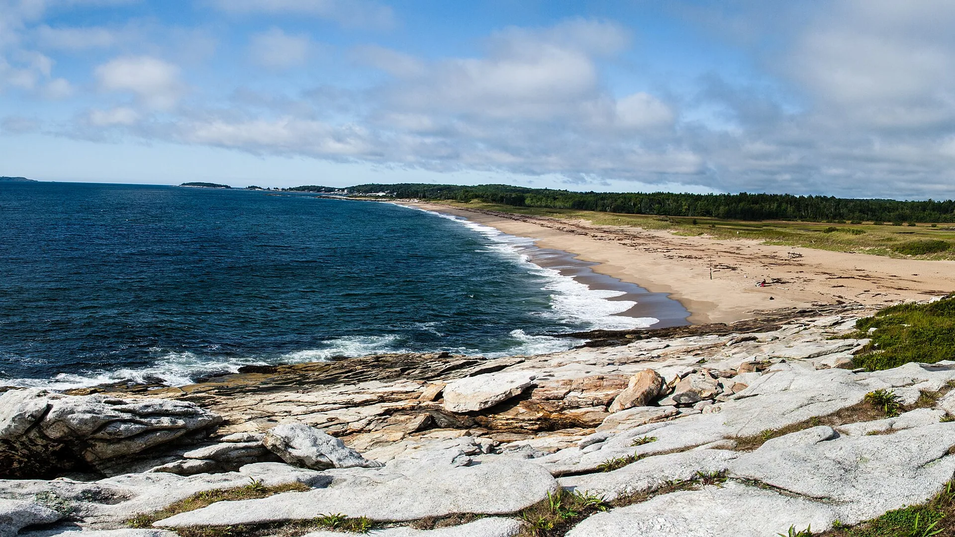 Langer Sandstrand und felsige Atlantikküste im Reid State Park