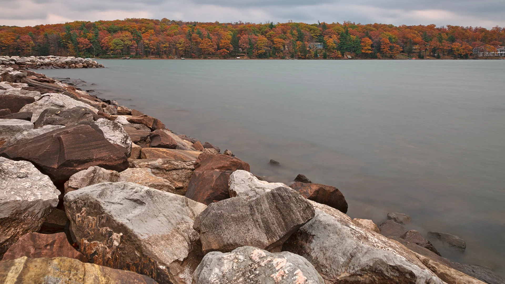 Herbstliche Uferlandschaft im Deep Creek Lake State Park in Maryland