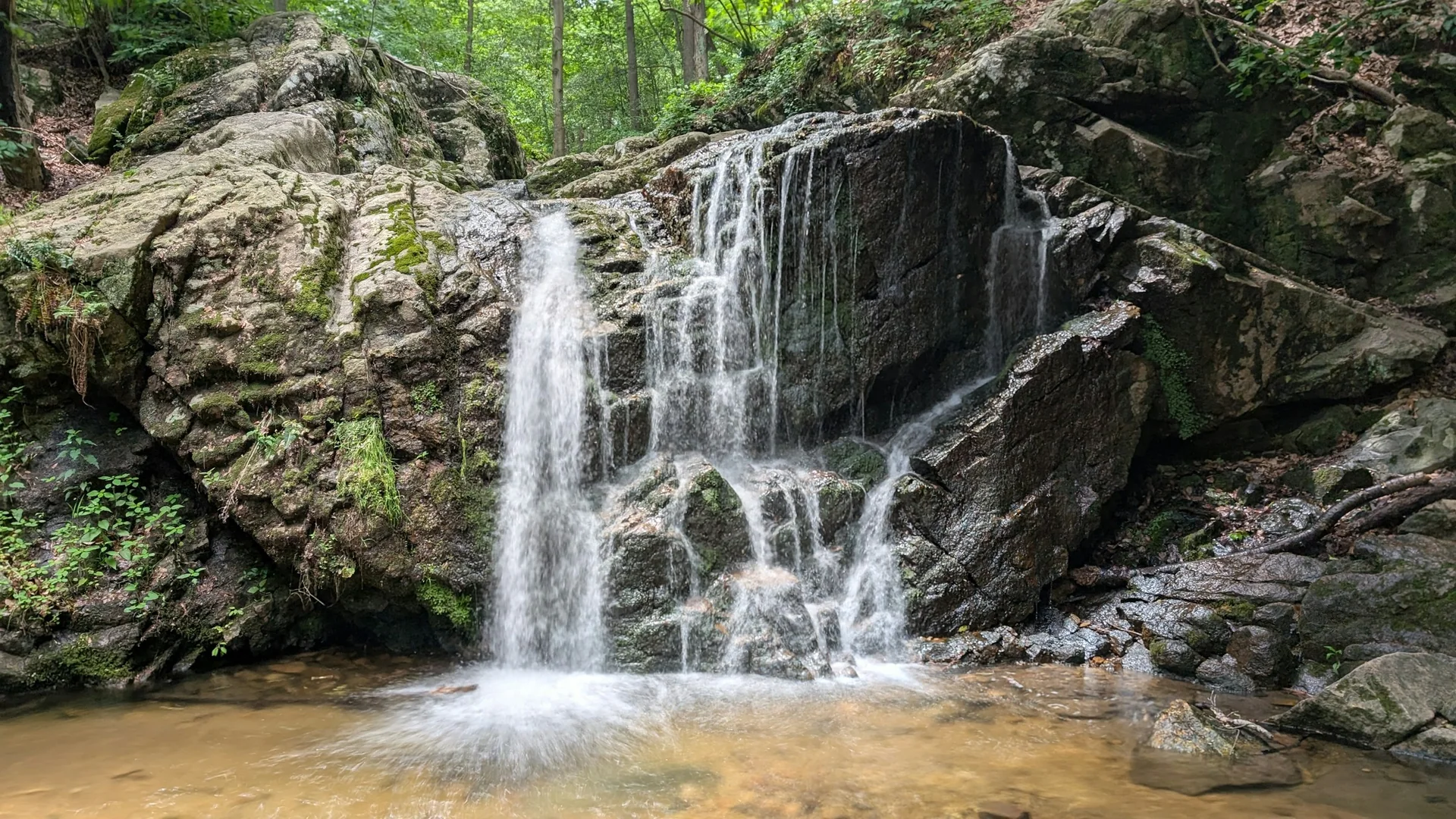 Kleiner Wasserfall fließt über Felsen im Patapsco Valley State Park bei Baltimore