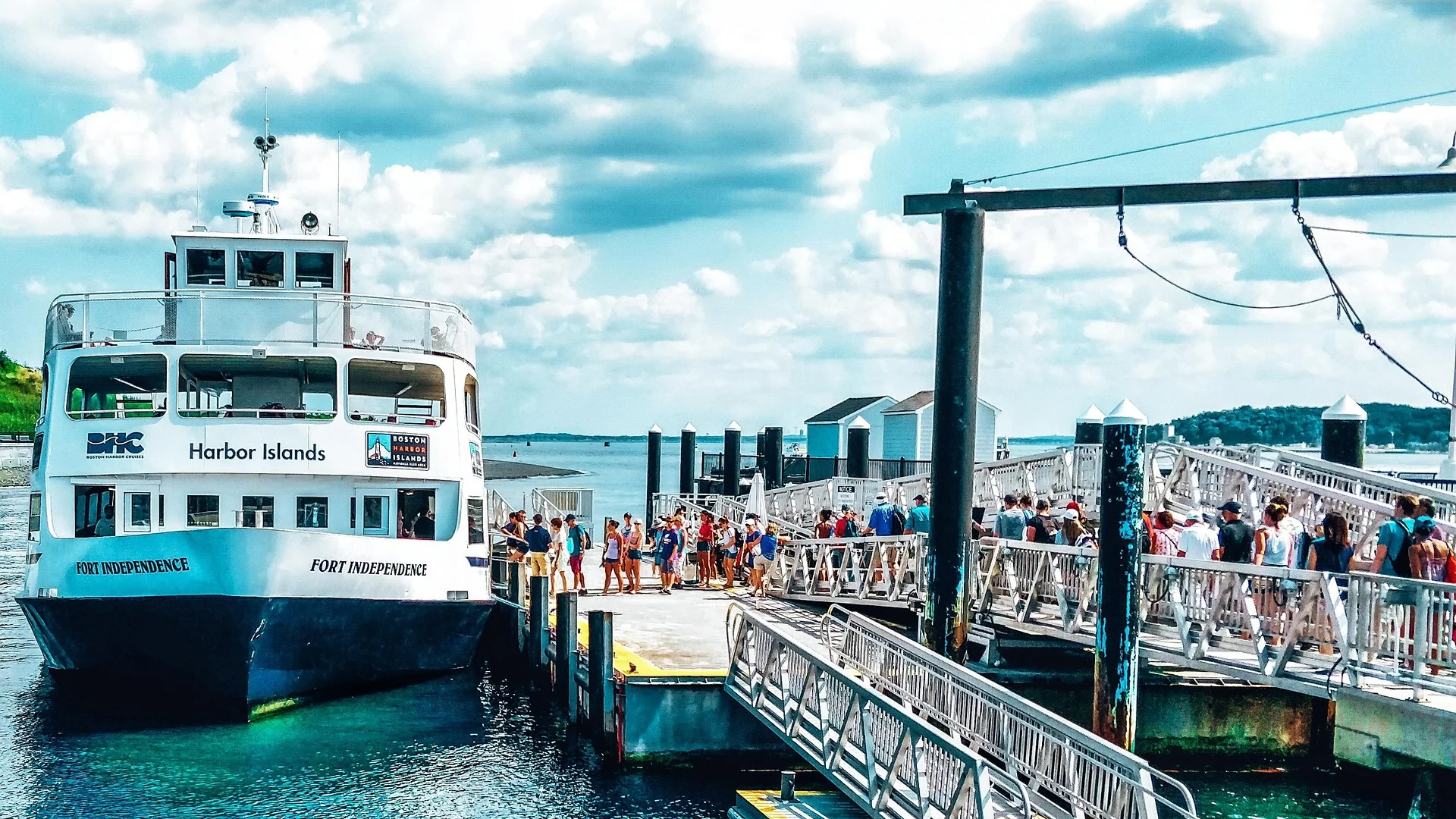 Fähre auf dem Weg zu den Boston Harbor Islands vor der Küste von Massachusetts