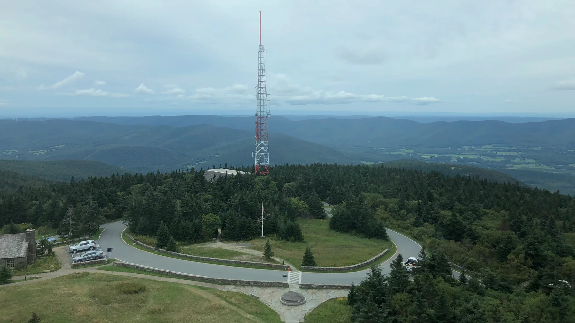 Weite Aussicht vom Gipfel des Mount Greylock über die Berkshires in Massachusetts