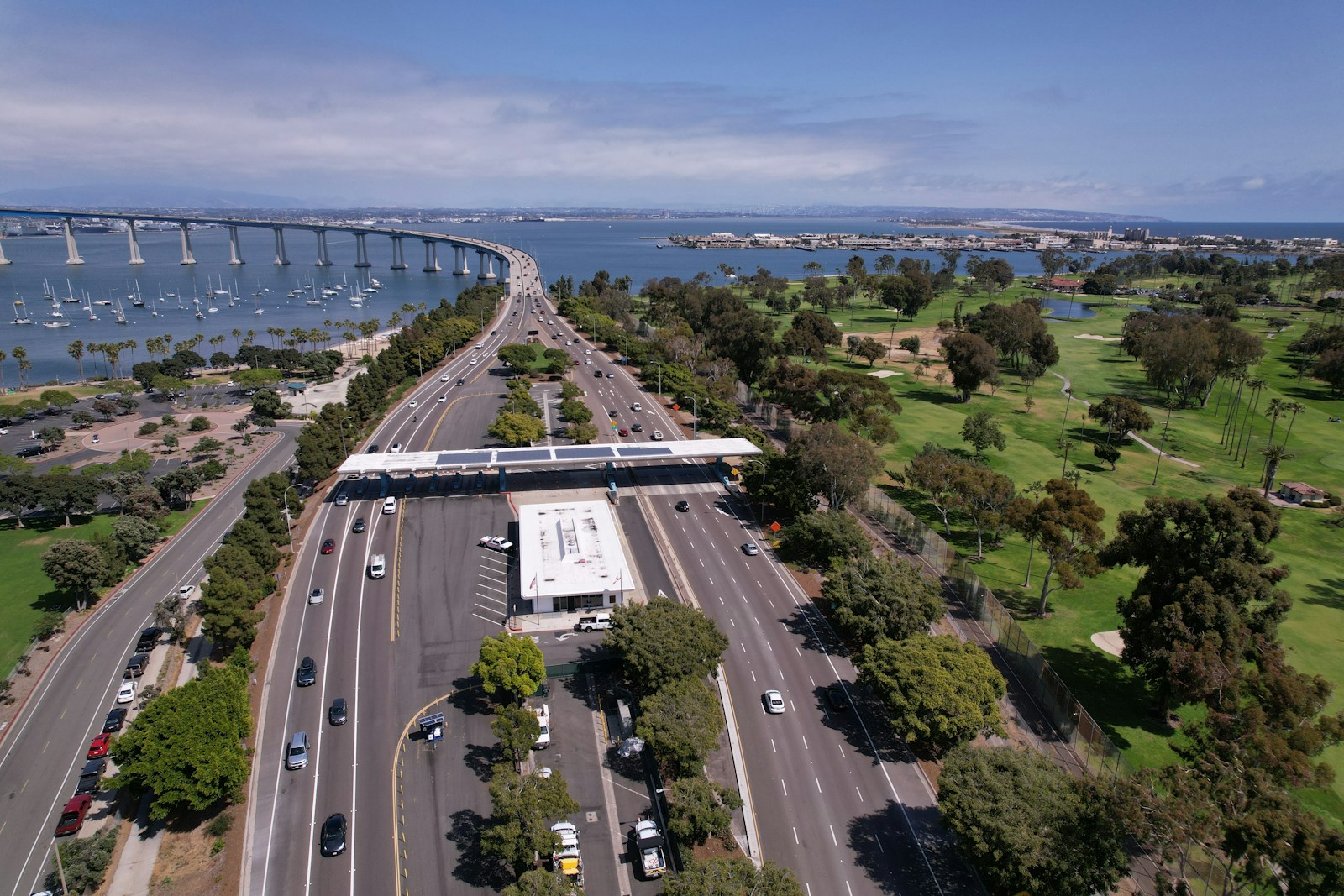 Brücke mit Mautstelle und Fahrspuren in Kalifornien