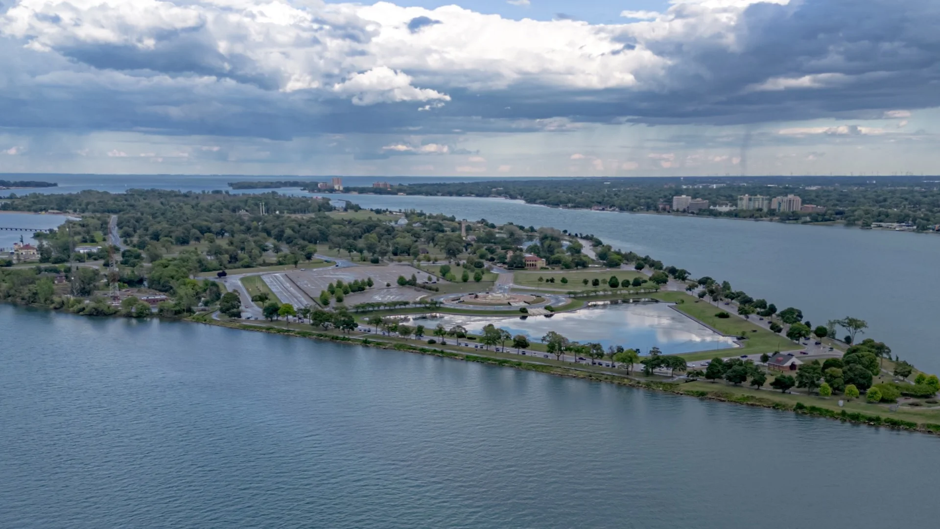 Luftaufnahme von Belle Isle zwischen den Wasserarmen des Detroit River