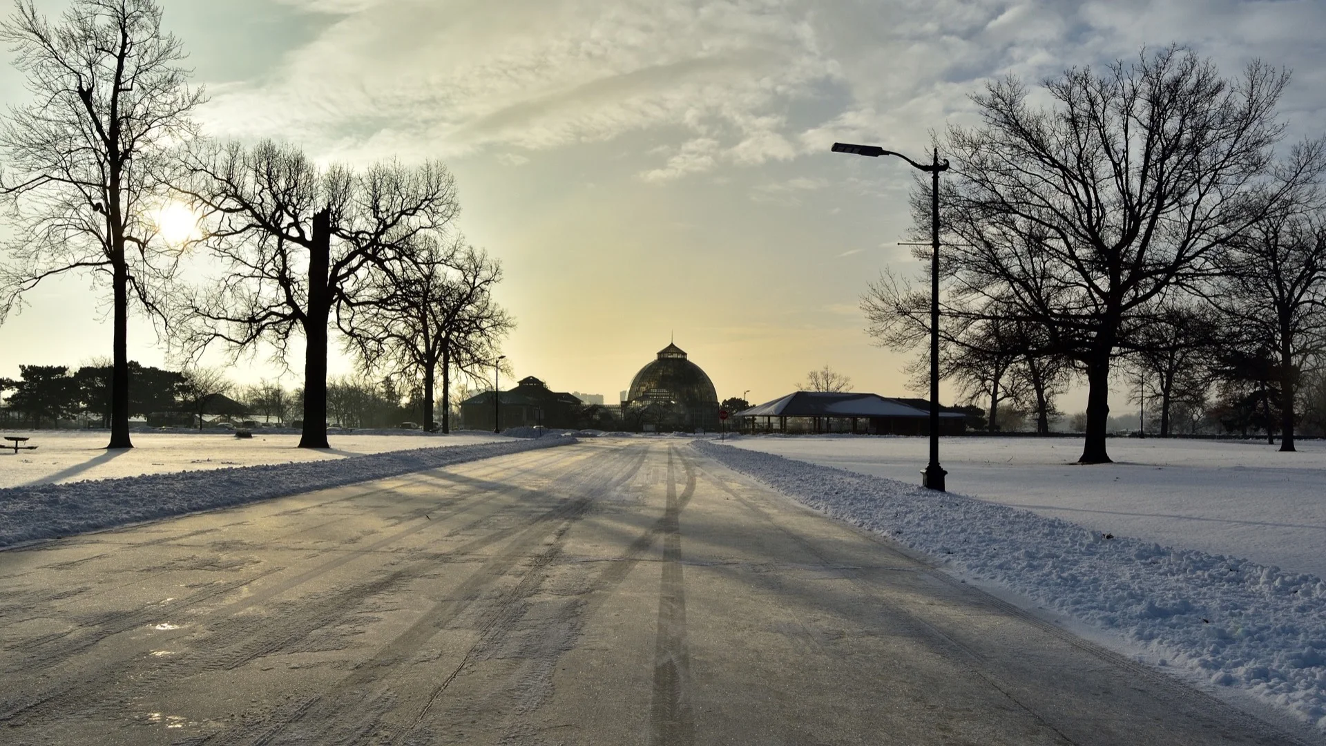Winterlicher Blick über Belle Isle zur Kuppel der Anna Scripps Whitcomb Conservatory