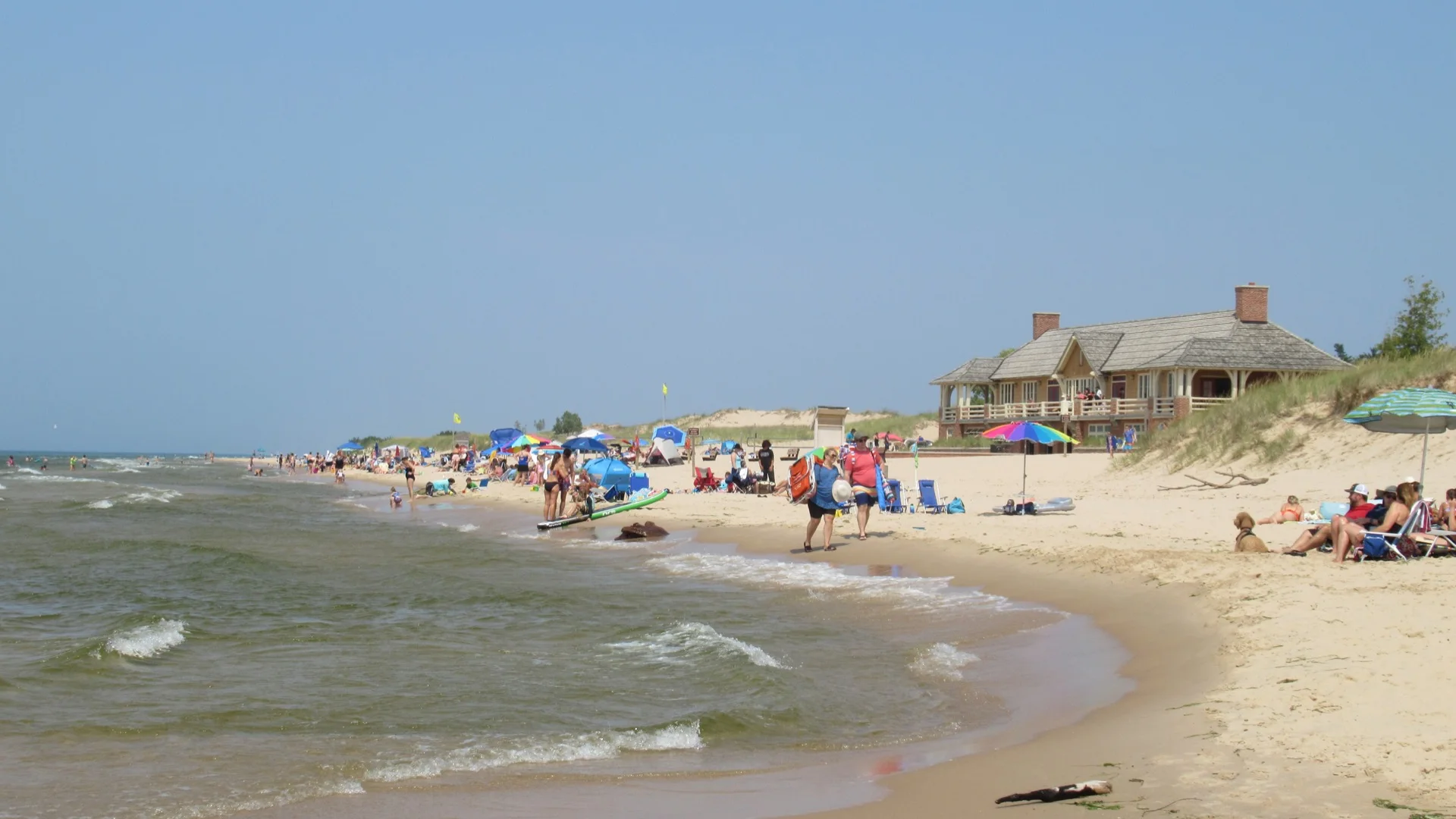 Sandstrand, Dünengras und Beach House am Lake Michigan im Ludington State Park