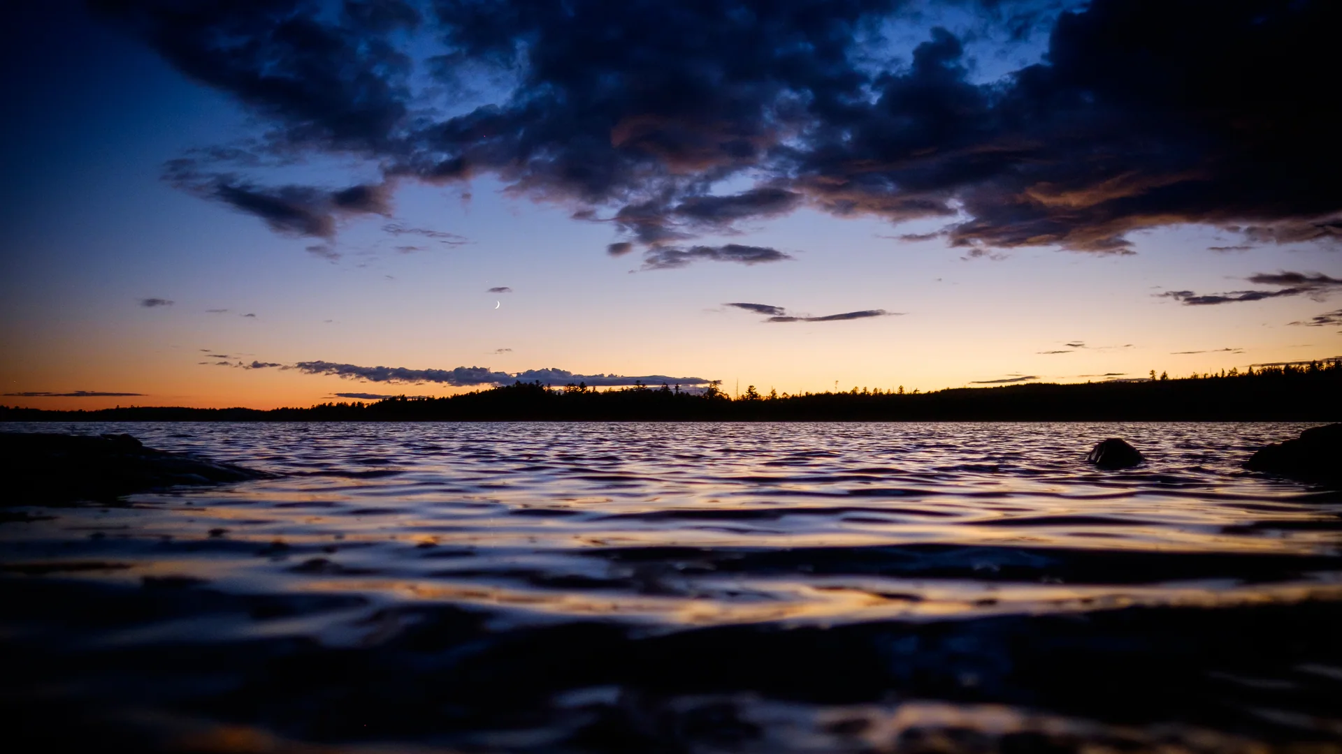 Abendhimmel über einem See in der Boundary Waters Canoe Area Wilderness in Minnesota