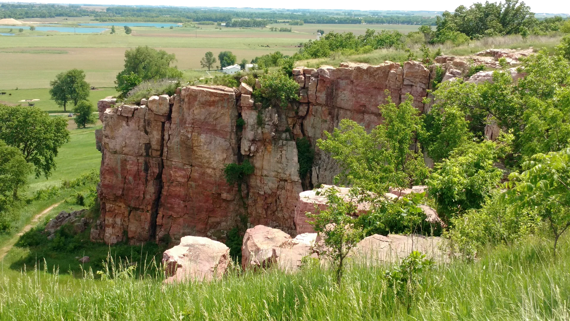 Rötliche Quarzitfelsen über der Prärie des Blue Mounds State Park in Minnesota