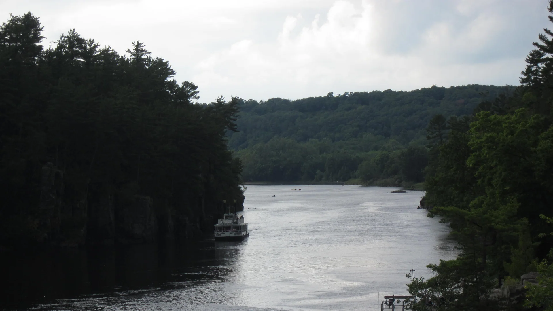 St. Croix River zwischen bewaldeten Felswänden im Interstate State Park bei Taylors Falls