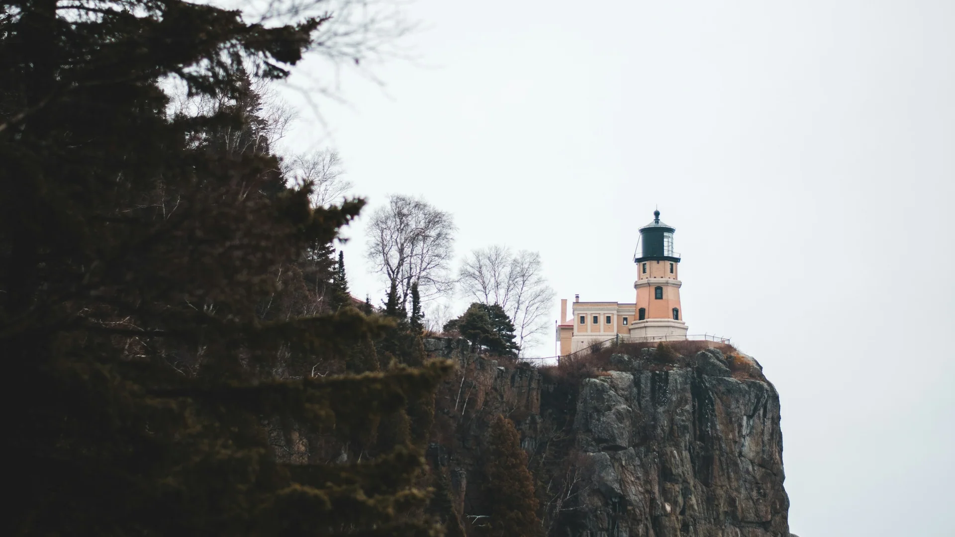 Split Rock Lighthouse auf einer hohen Felsklippe über dem Lake Superior