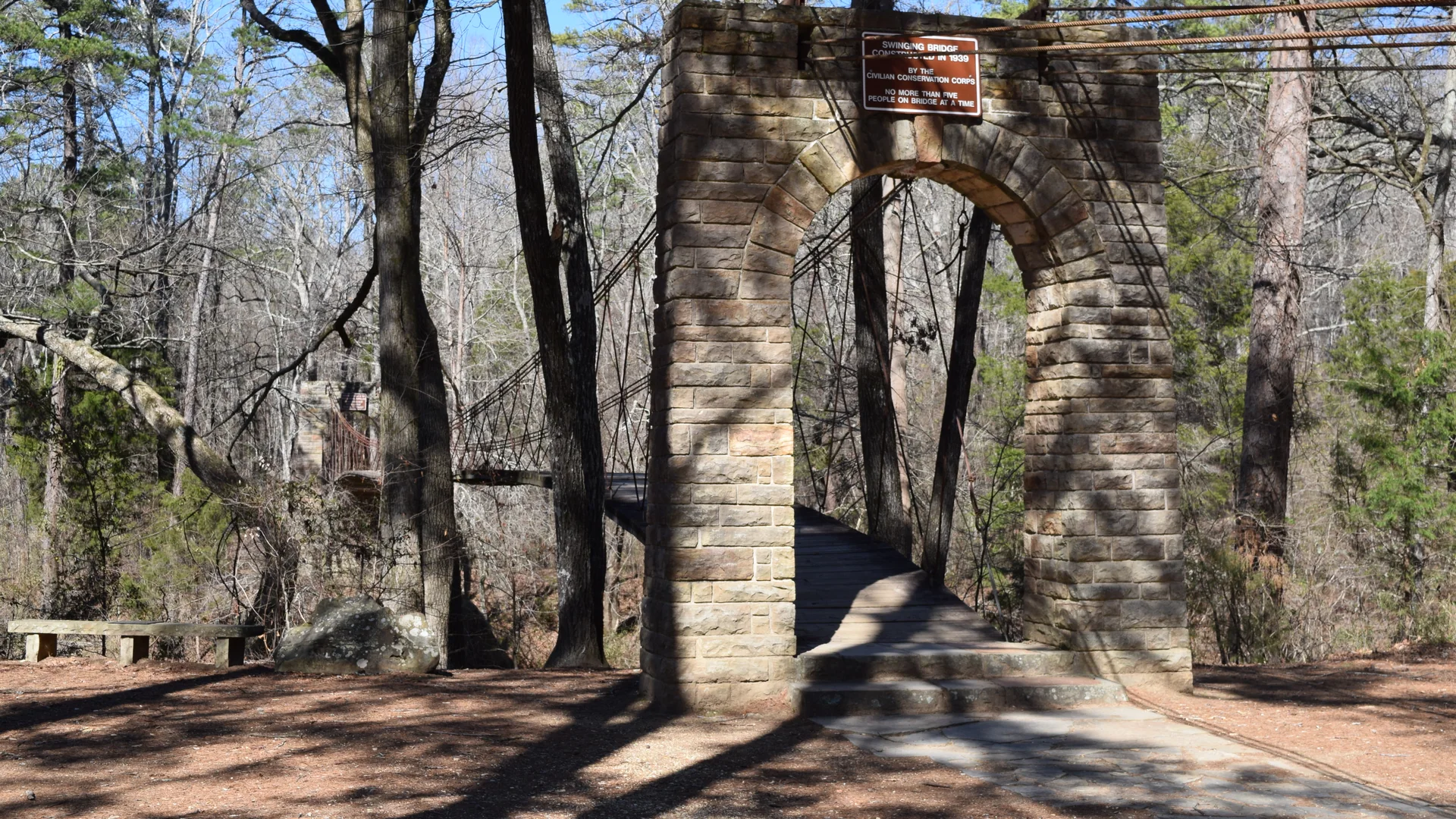 Historische Hängebrücke zwischen Sandstein und Wald im Tishomingo State Park