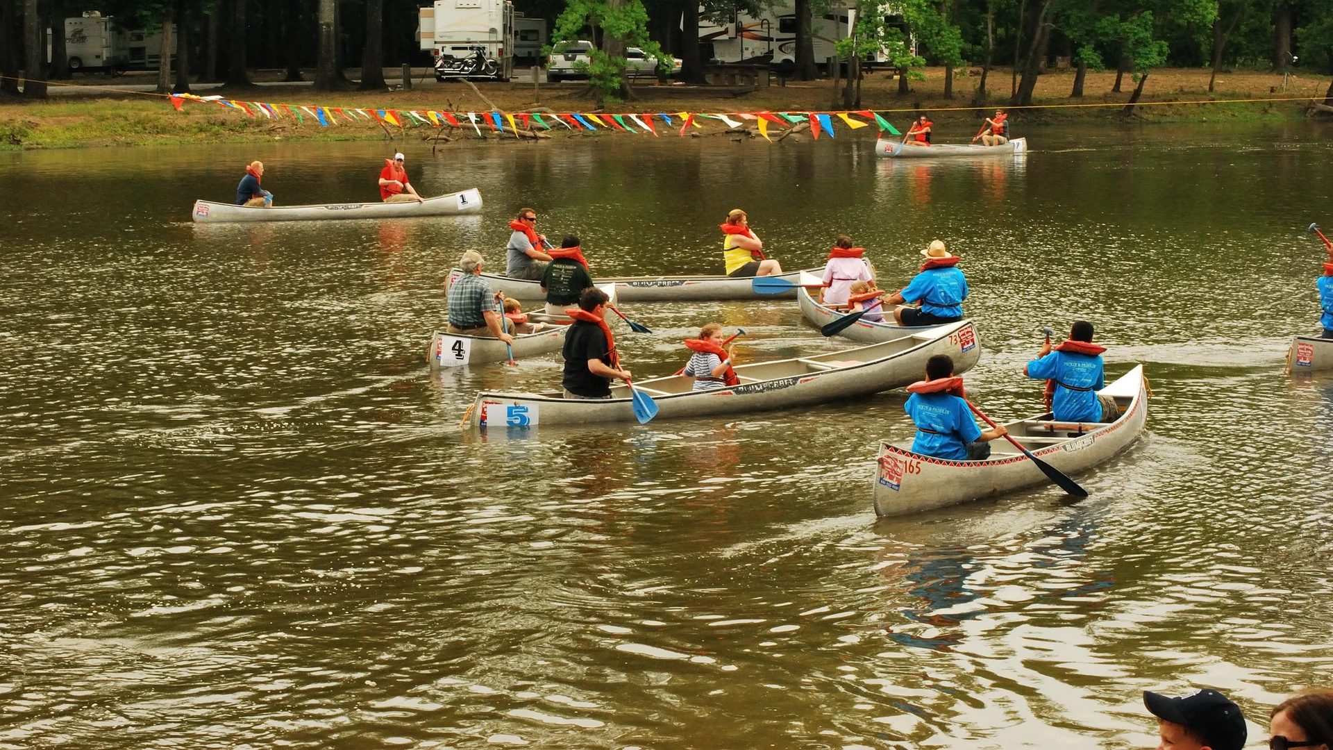 Kanufahrer auf dem Mayes Lake im LeFleur’s Bluff State Park in Jackson