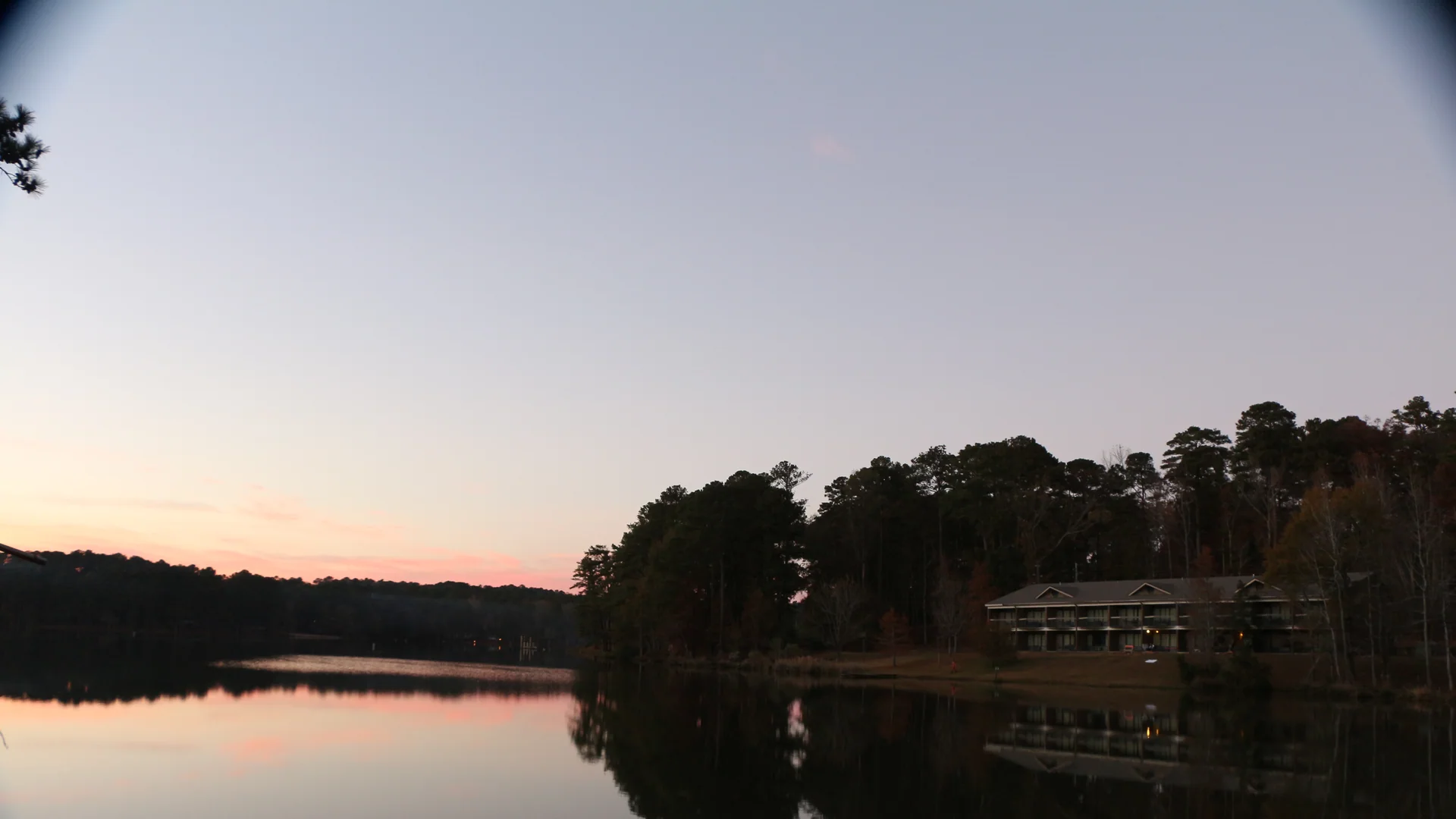 Abendstimmung am Shadow Lake im Roosevelt State Park in Mississippi