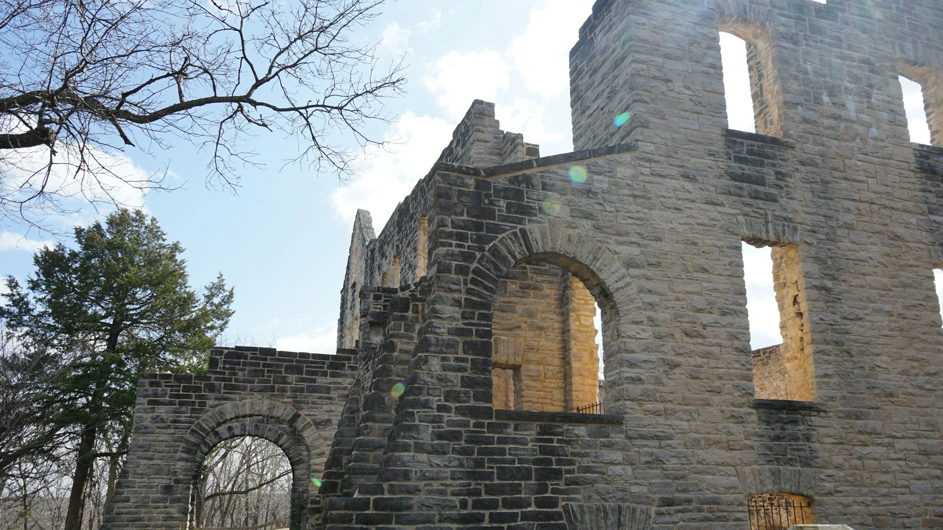 Steinerne Ruine der Ha-Ha-Tonka-Villa zwischen Bäumen bei Camdenton in Missouri