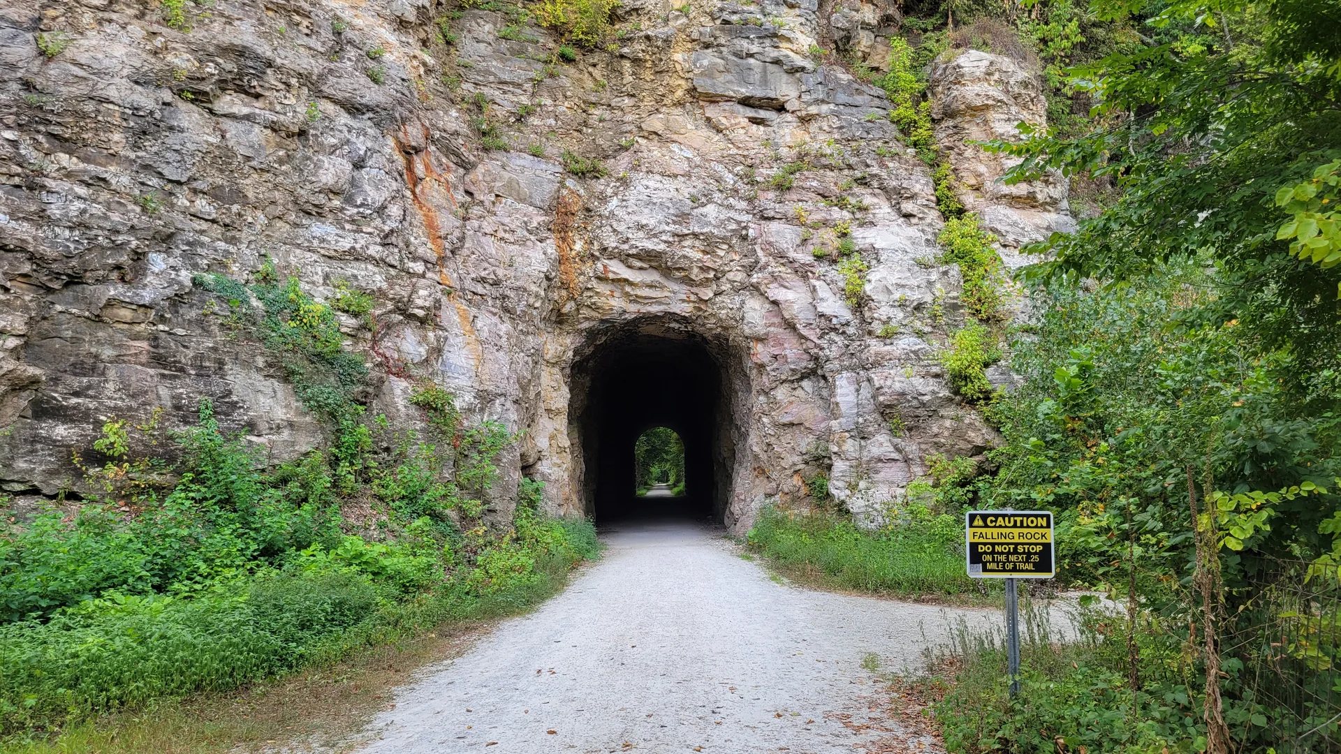 Der Katy Trail führt durch den ehemaligen Eisenbahntunnel bei Rocheport in Missouri