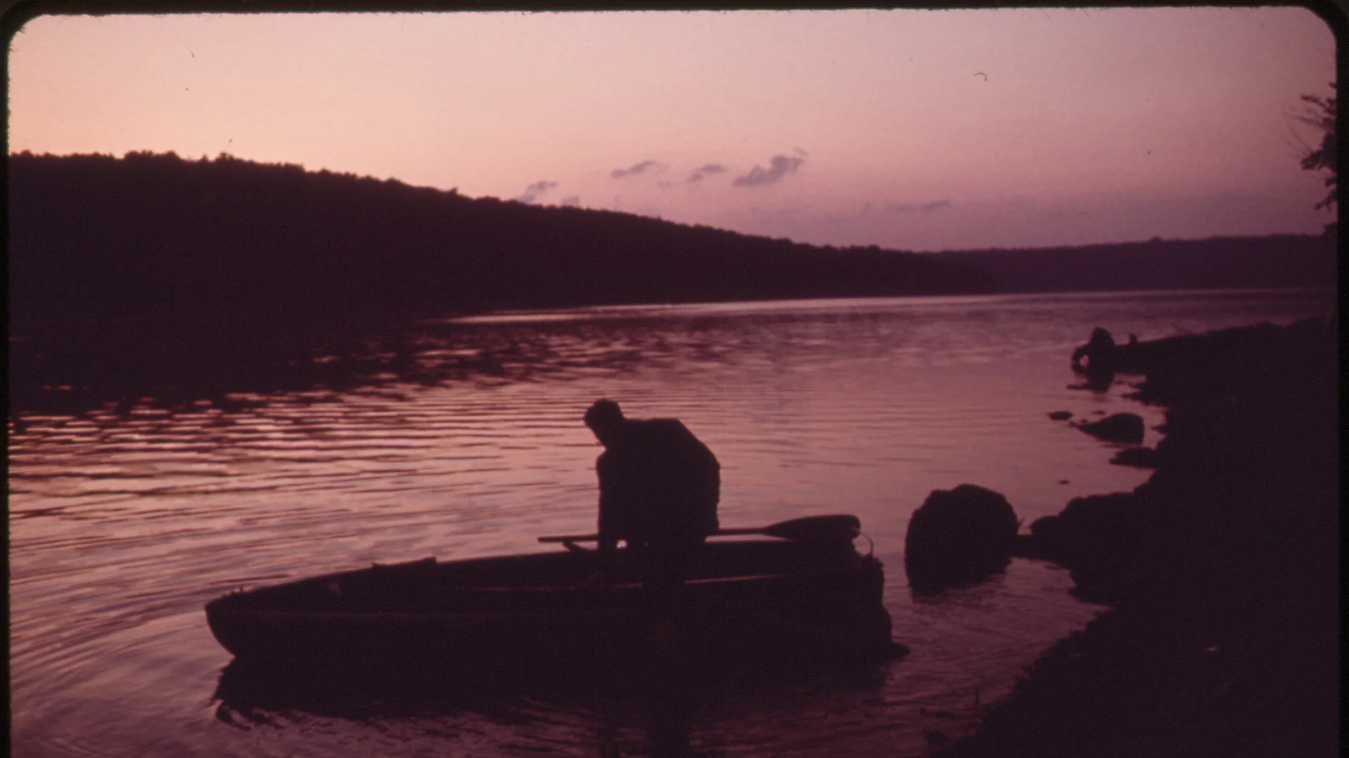 Angler startet sein Boot am Grand Glaize Arm im Lake of the Ozarks State Park