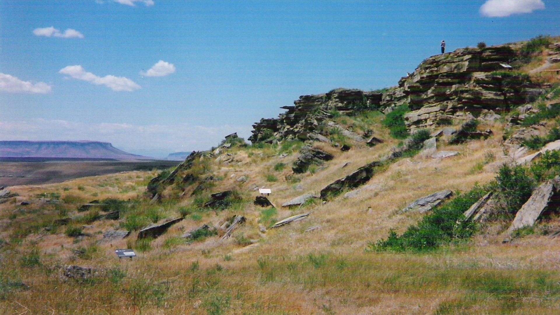 Felsstufe und weite Prärie im First Peoples Buffalo Jump State Park bei Ulm