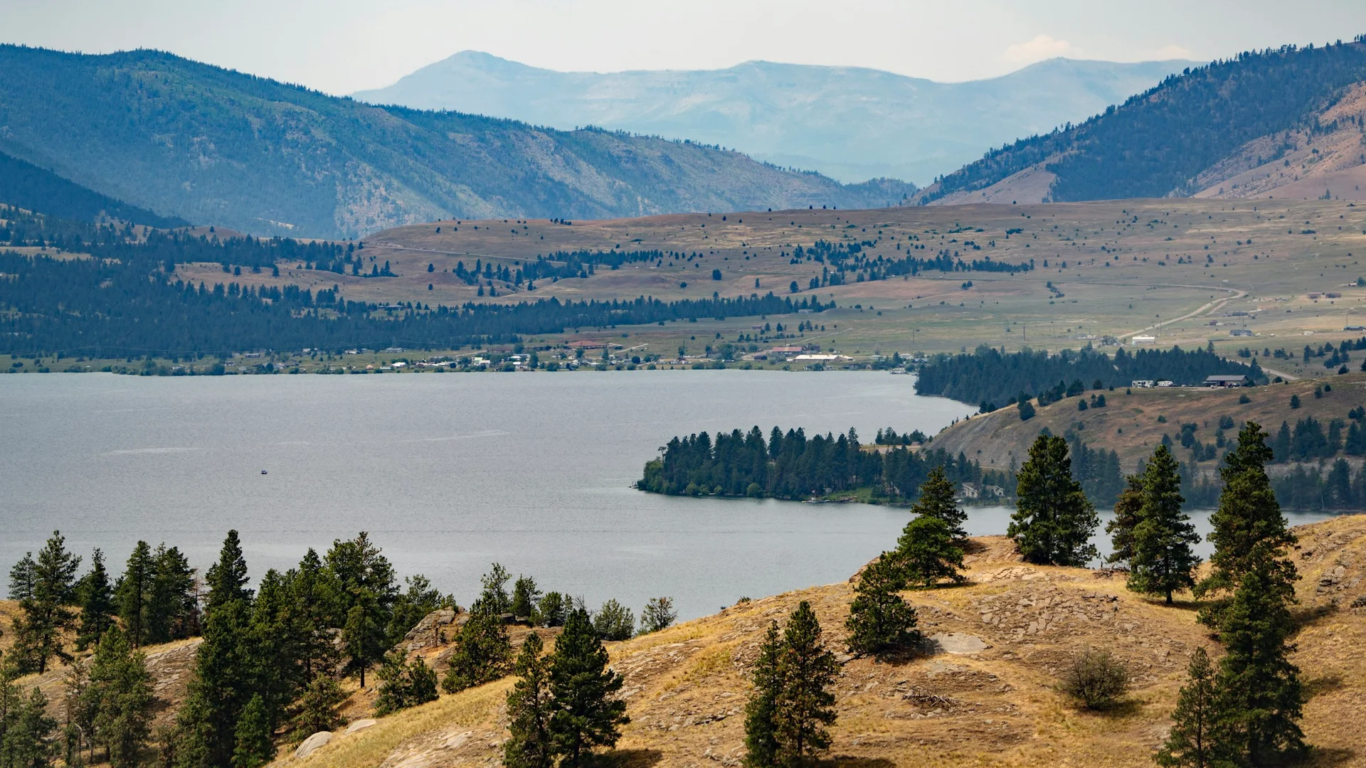 Flathead Lake zwischen bewaldeten Ufern und Bergen im Nordwesten Montanas