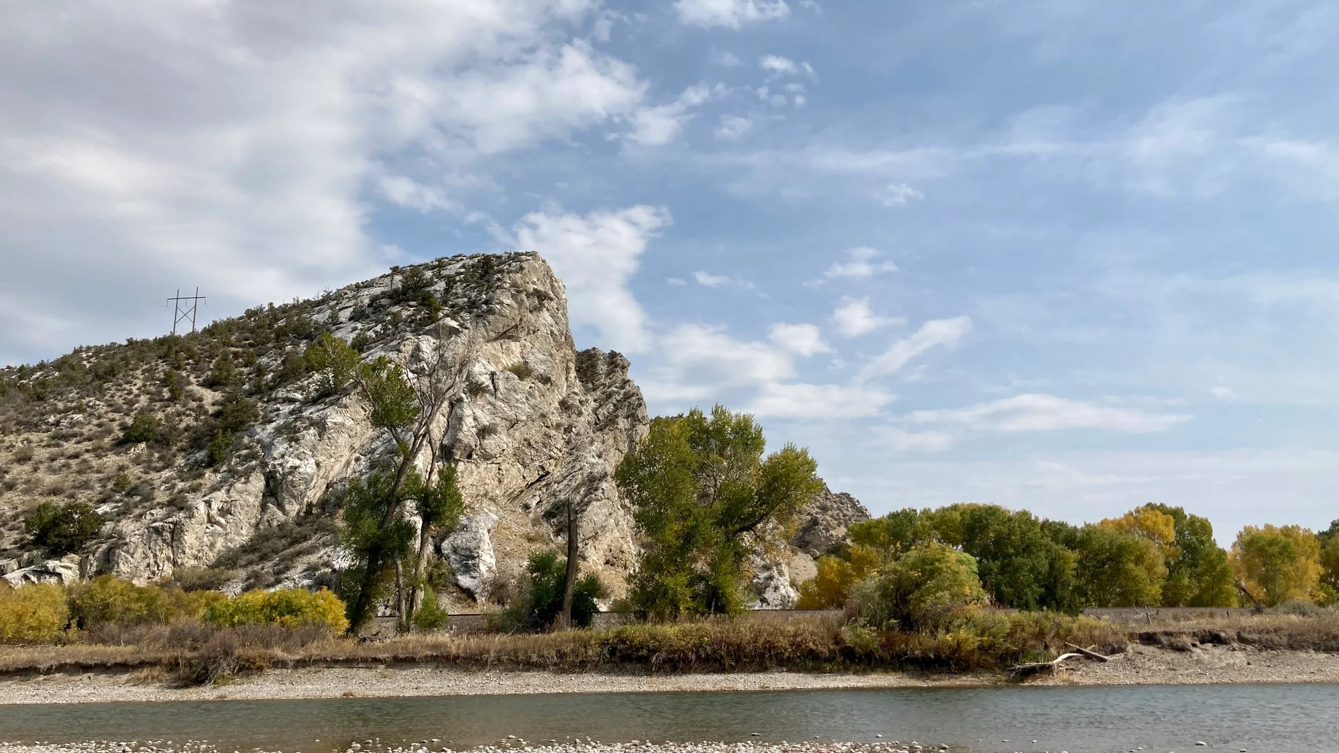 Flussufer und heller Fels im Missouri Headwaters State Park bei Three Forks