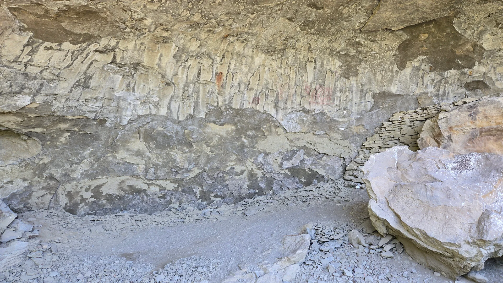 Felswand mit erhaltenen roten Zeichnungen in der Main Cave im Pictograph Cave State Park
