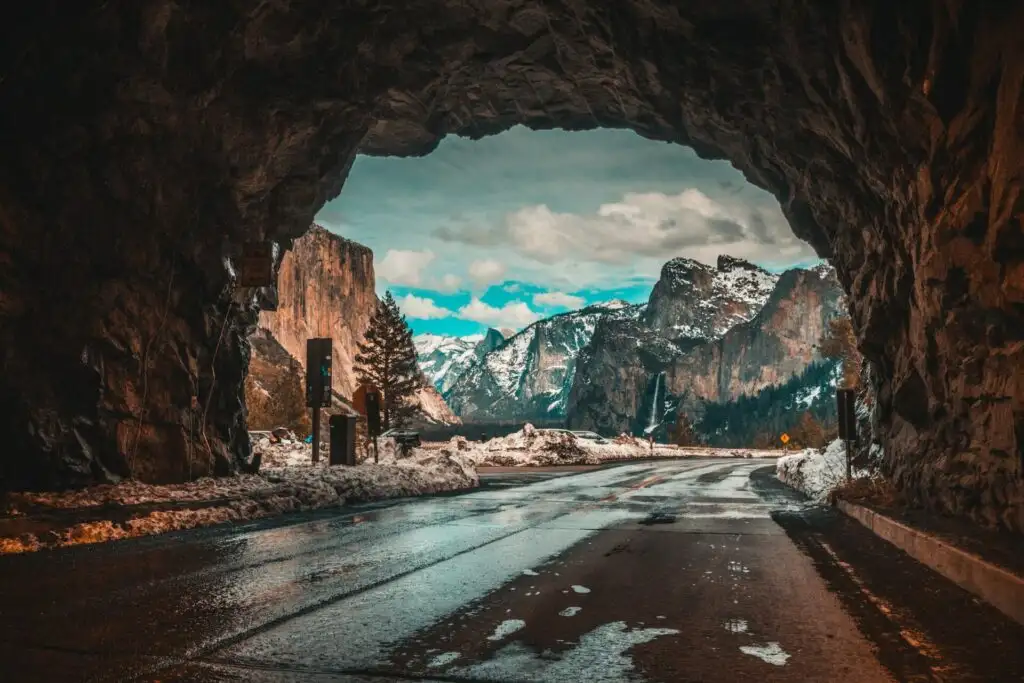 Zufahrt ins Yosemite Valley bei winterlichen Bedingungen. Archivaufnahme, keine aktuelle Straßenmeldung.