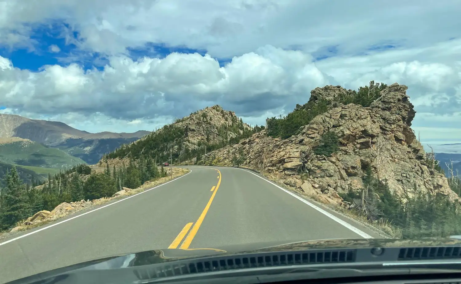Trail Ridge Road in der schneefreien Saison. Im Herbst ist die Durchfahrt wetterabhängig. Archivaufnahme.