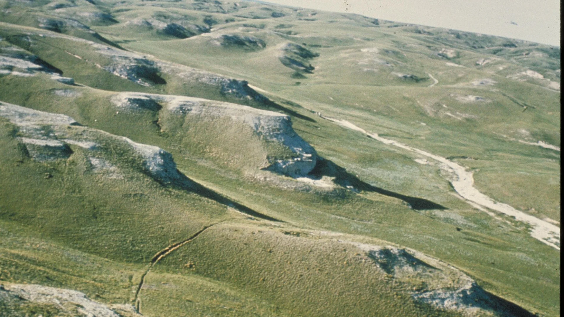Grüne Präriehügel und helle Fossilienbluffs im Agate Fossil Beds National Monument
