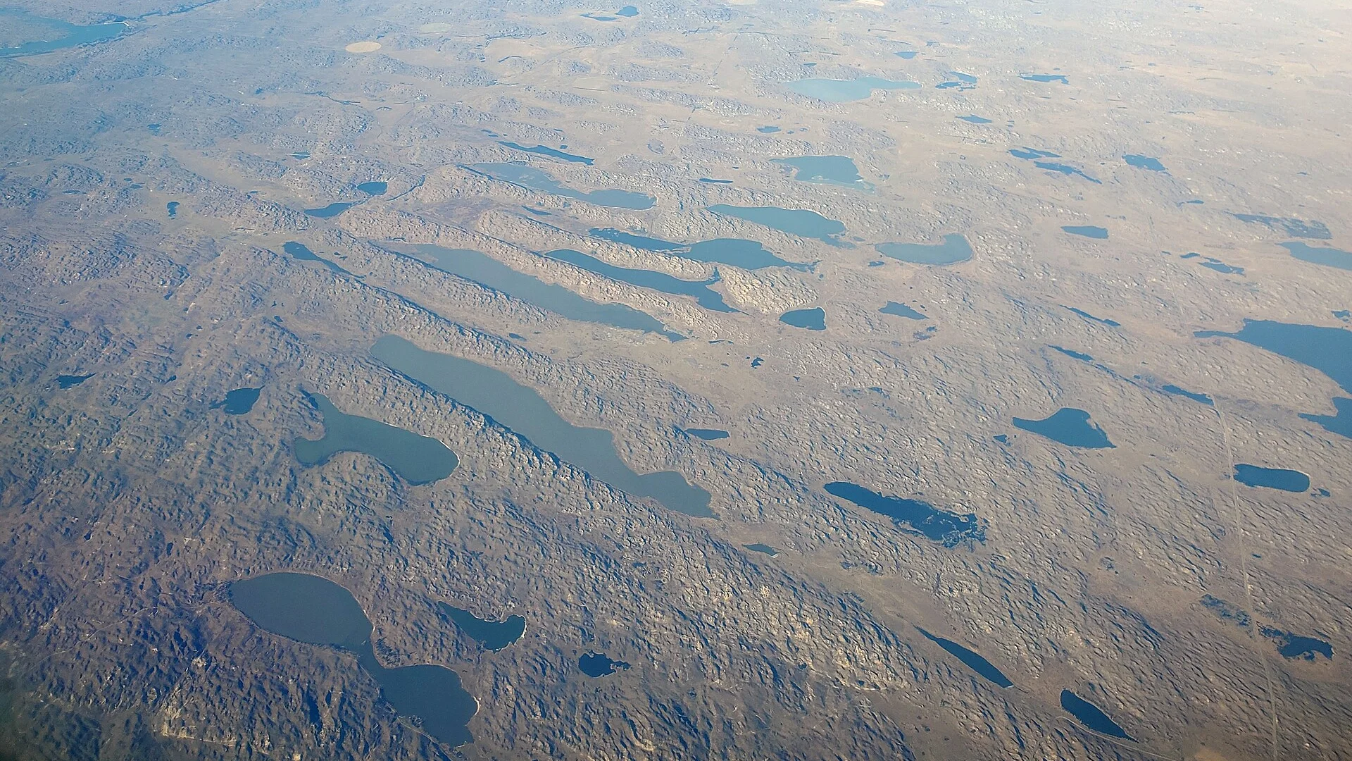 Luftbild der Seen und lang gestreckten Sandhills im Valentine National Wildlife Refuge