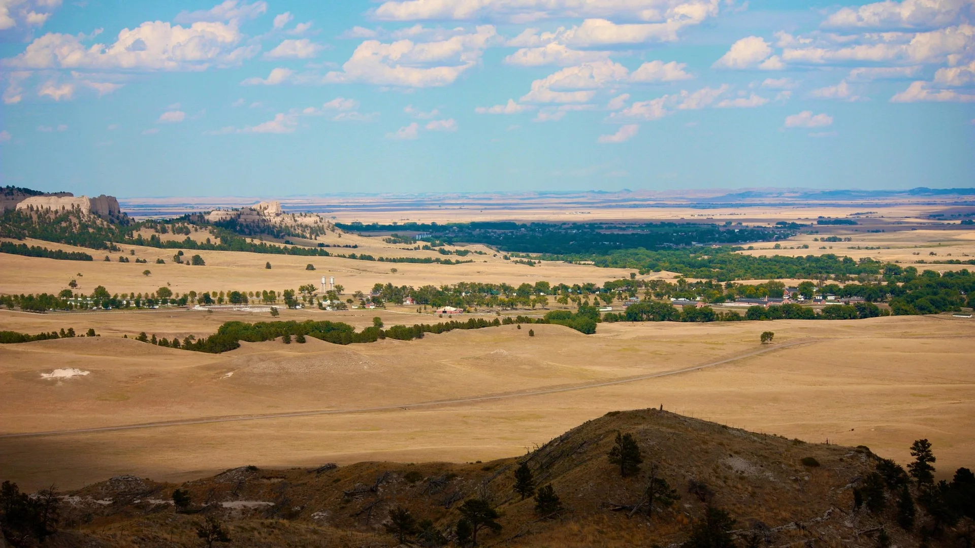 Weite Prärielandschaft, helle Buttes und historische Gebäude im Fort Robinson State Park