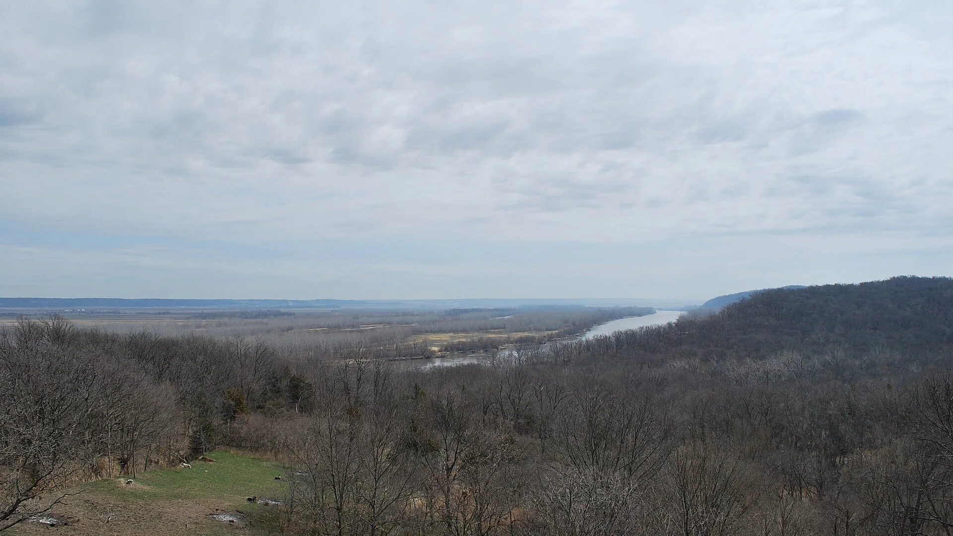 Blick über bewaldete Bluffs und den Missouri River im Indian Cave State Park