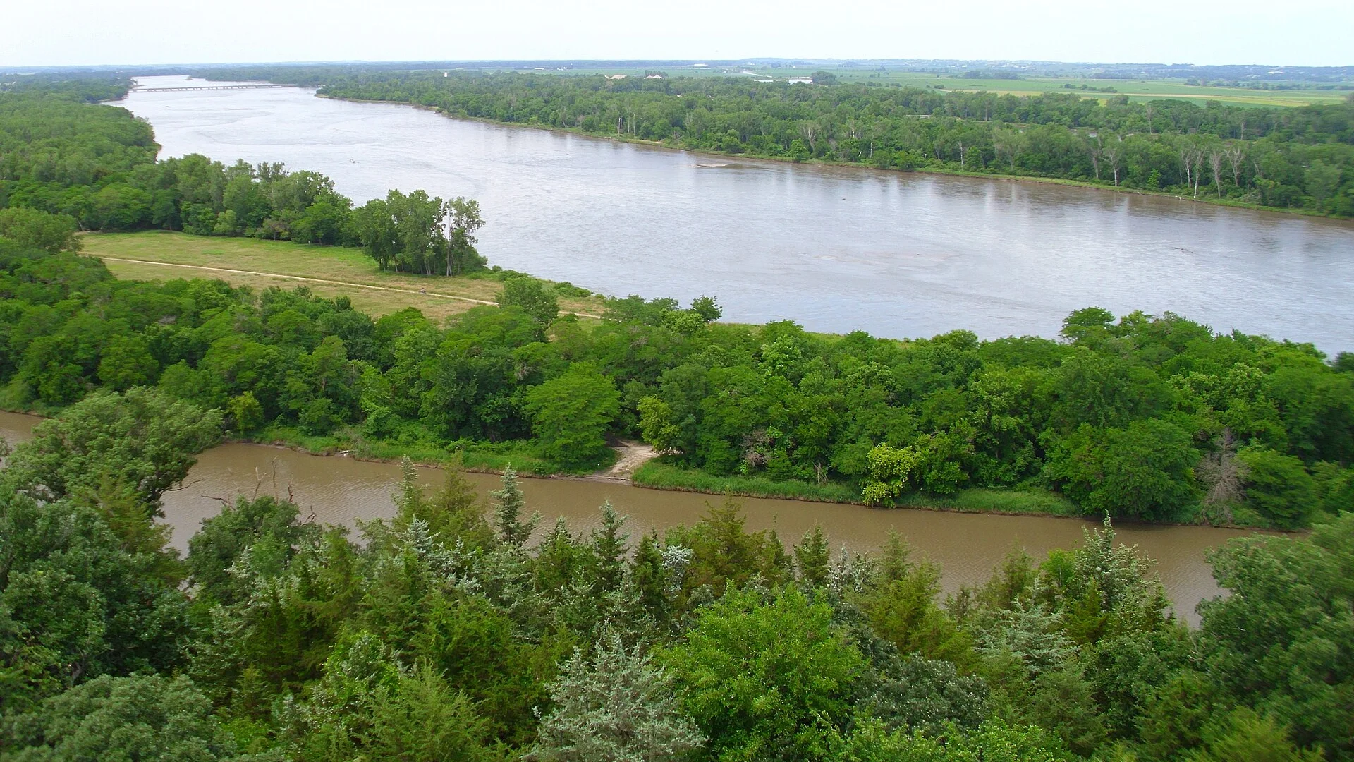 Blick vom Aussichtsturm des Eugene T. Mahoney State Park über den Platte River und seine bewaldeten Ufer