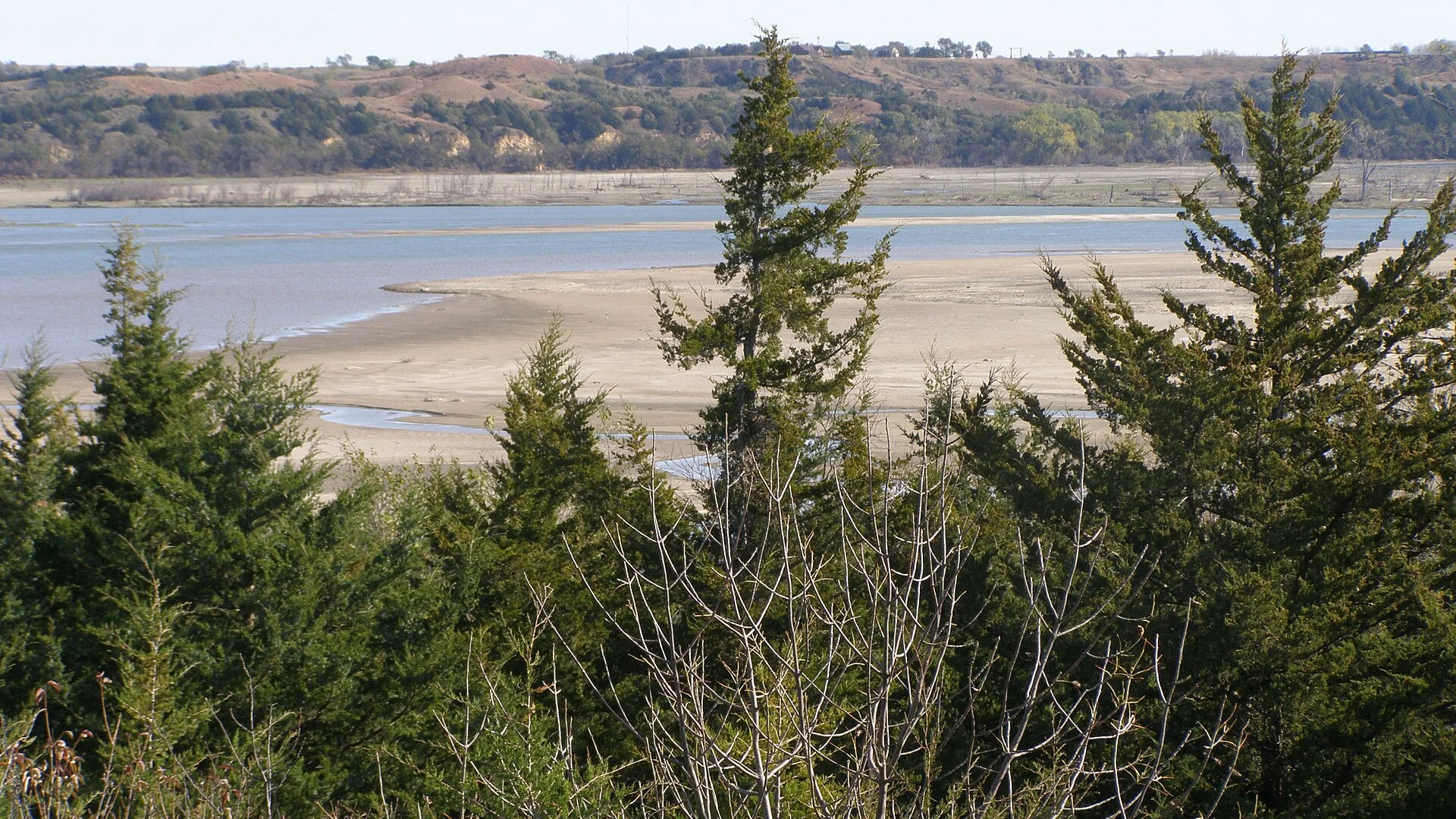 Sandbänke, Flussarme und bewaldete Hänge an der Niobrara-Mündung im State Park